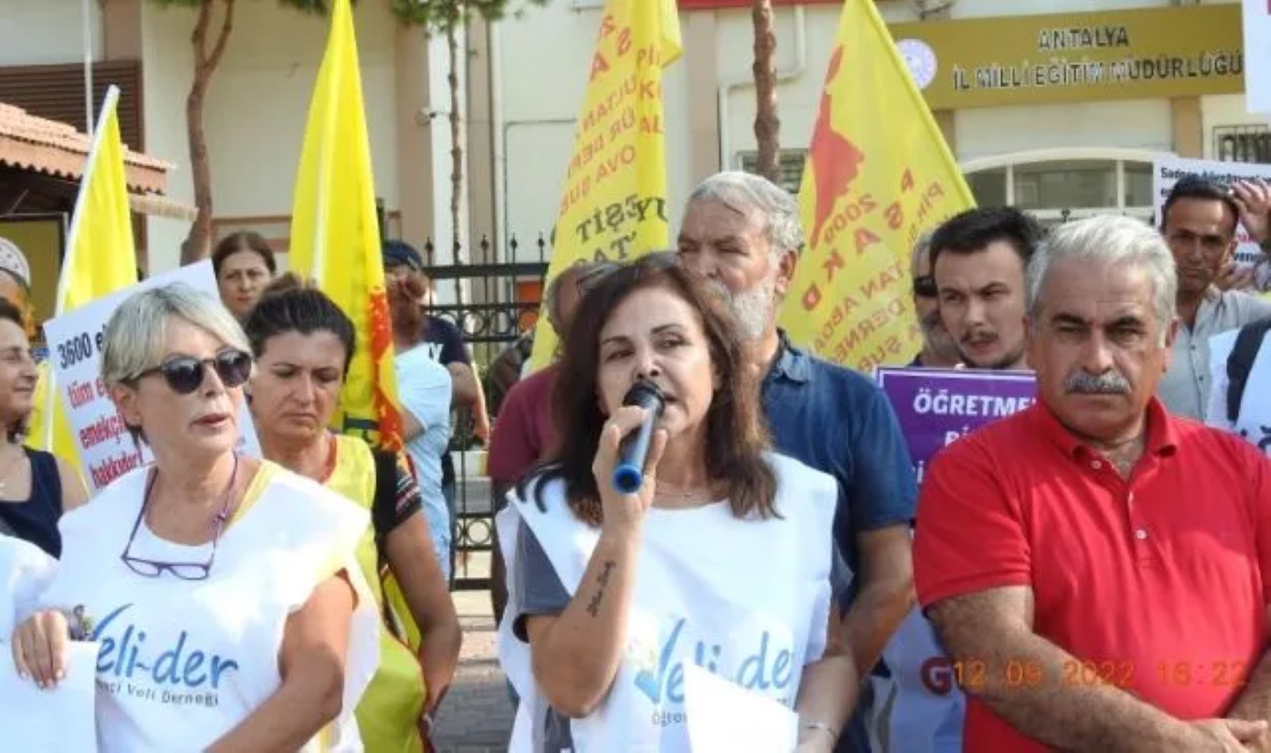 Antalya’da Gergin Bekleyiş Devam Ediyor… Veliler Ne Yapacağını Bilmiyor4 (Large)