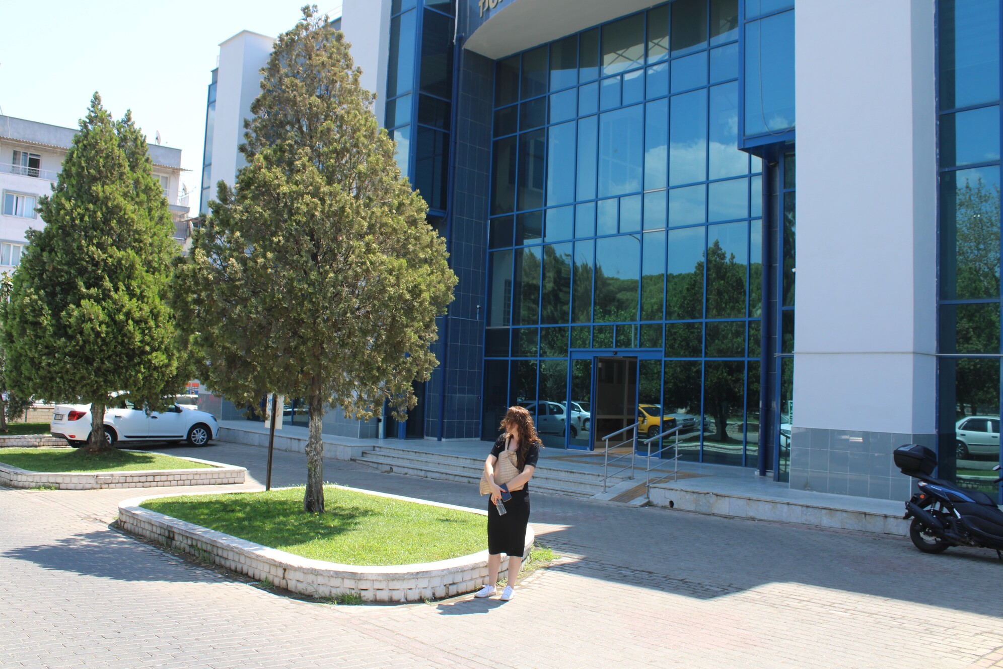 Kapı Önünde Mesai (1)