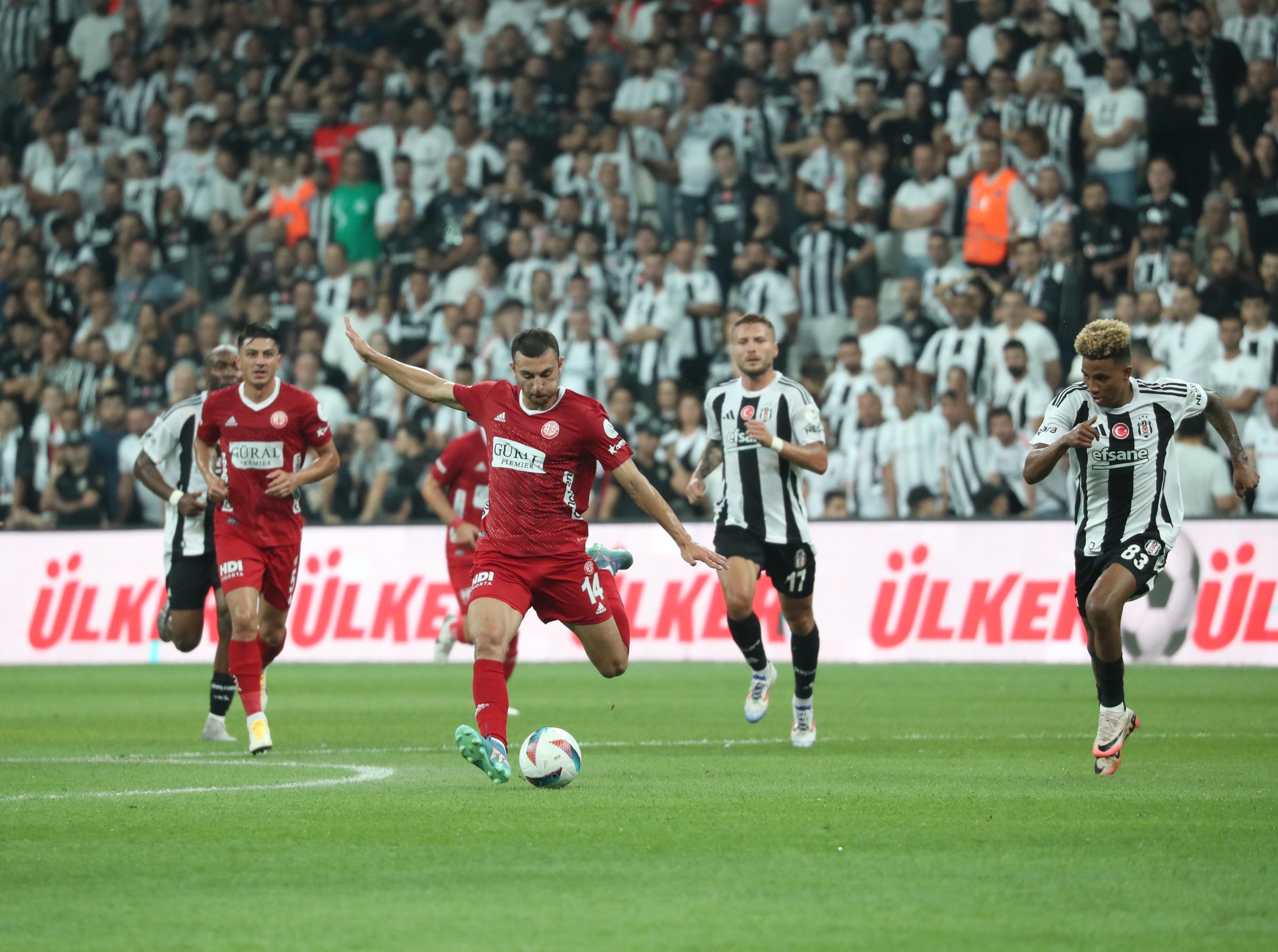 Emrecan Uzunhan (22)