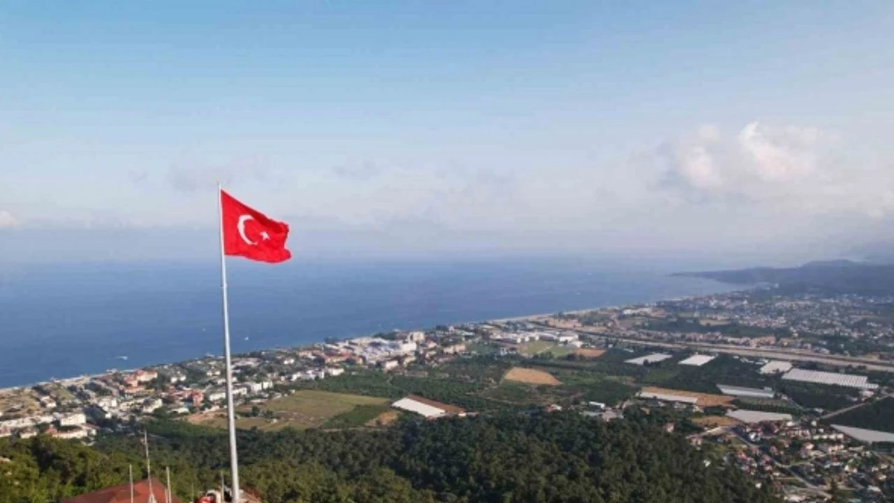 Calis Tepesine Turk Bayragi Asildi