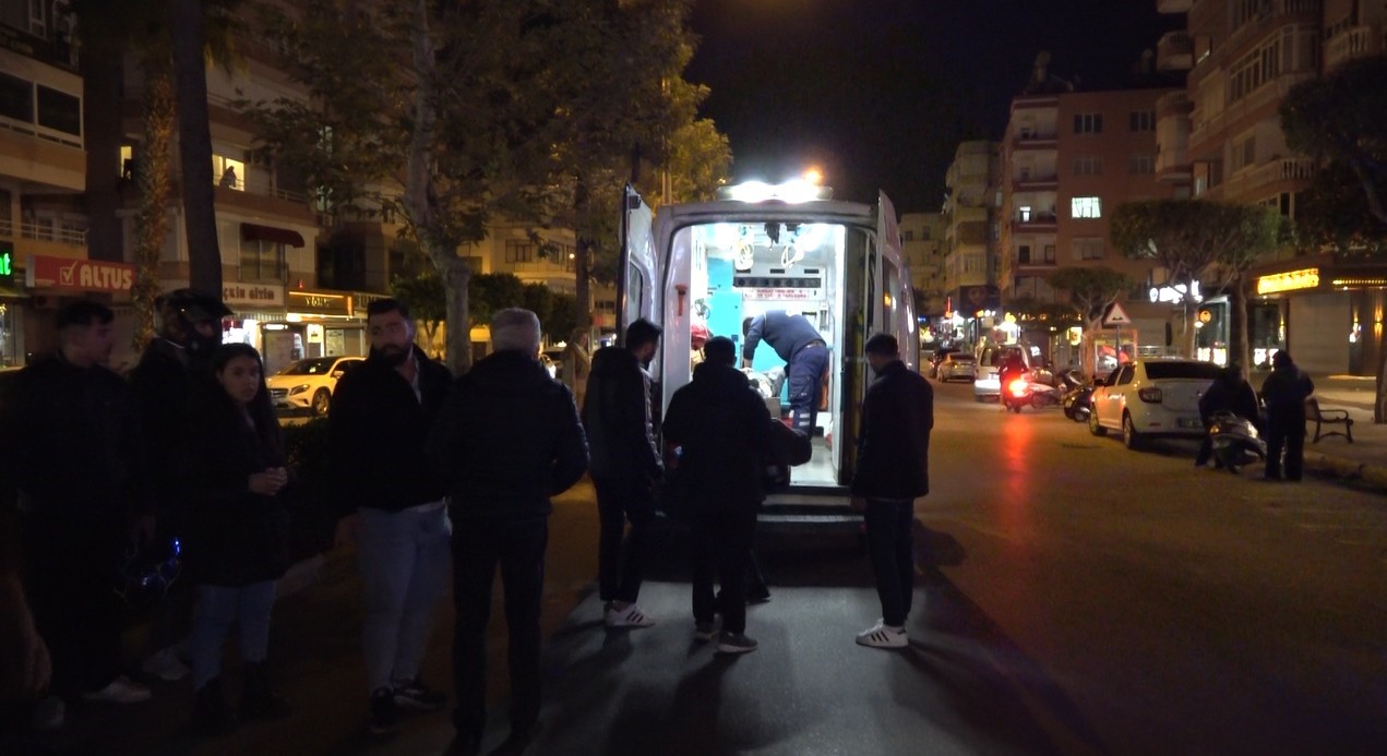 Alanya'da Motosikletin Çarptığı Yaya Yaralandı (3)
