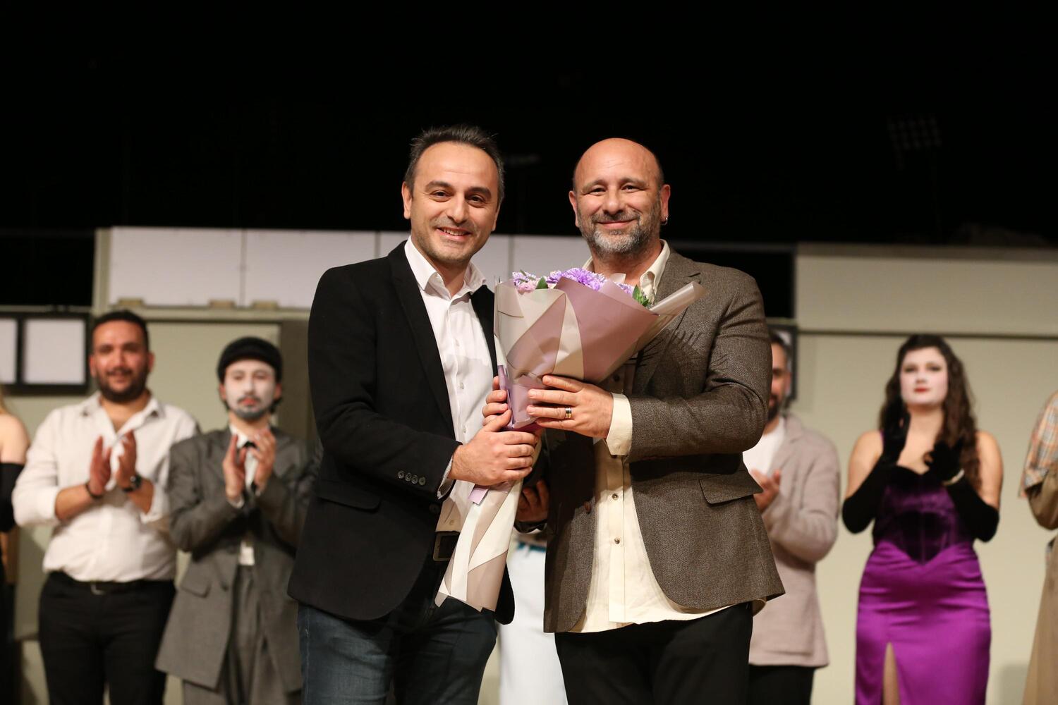 K K T, Medyumu Sahneledi 10