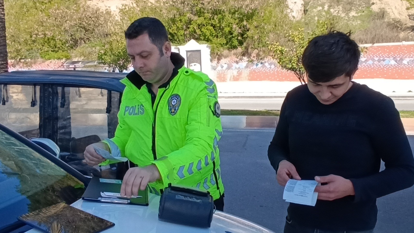Kırmızı Işıkta Geçti (2)