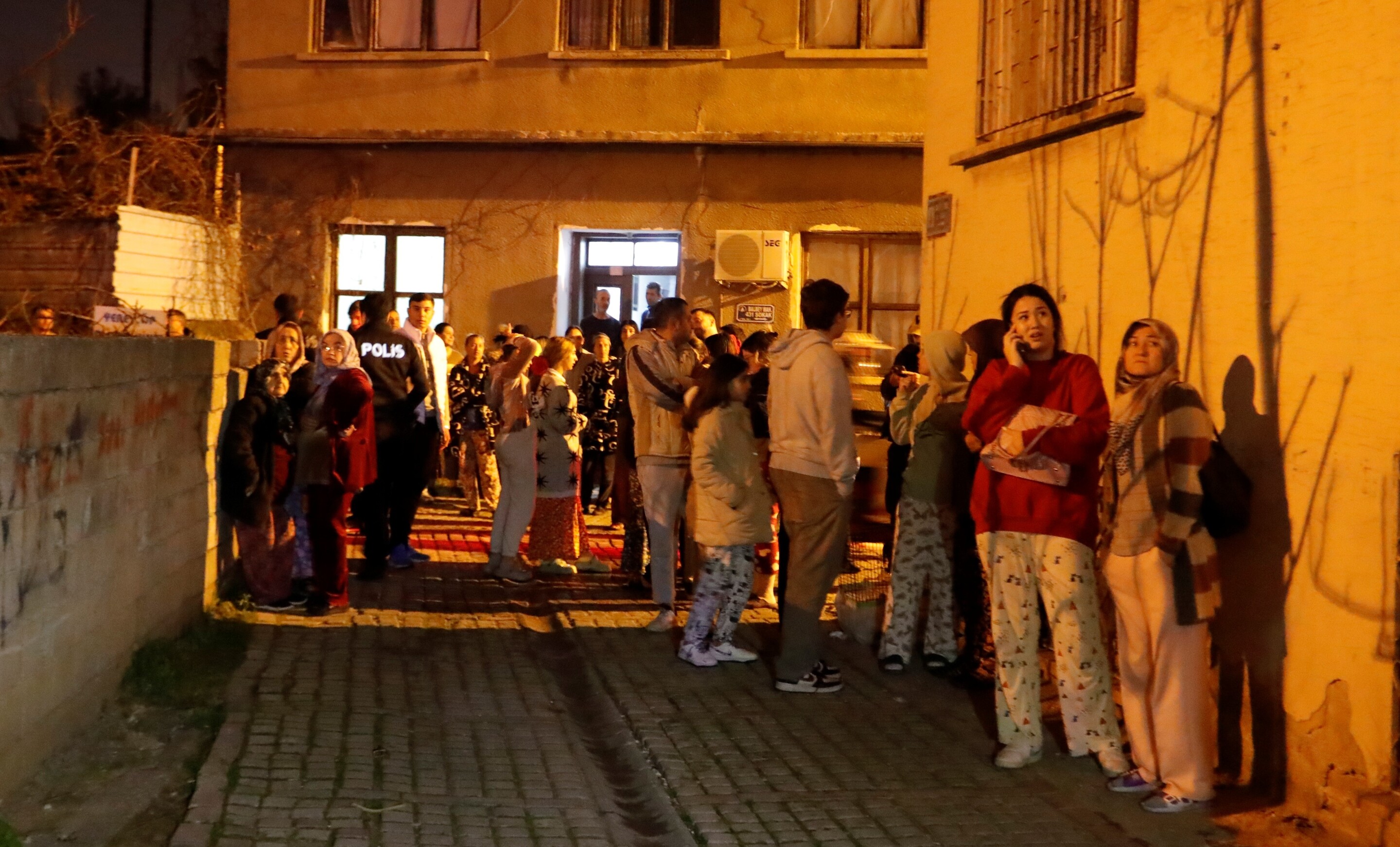 Antalya'da 150 Yıllık Tarihi Ev Alev Alev Yandı, Mahalleli Sokağa Döküldü (3)
