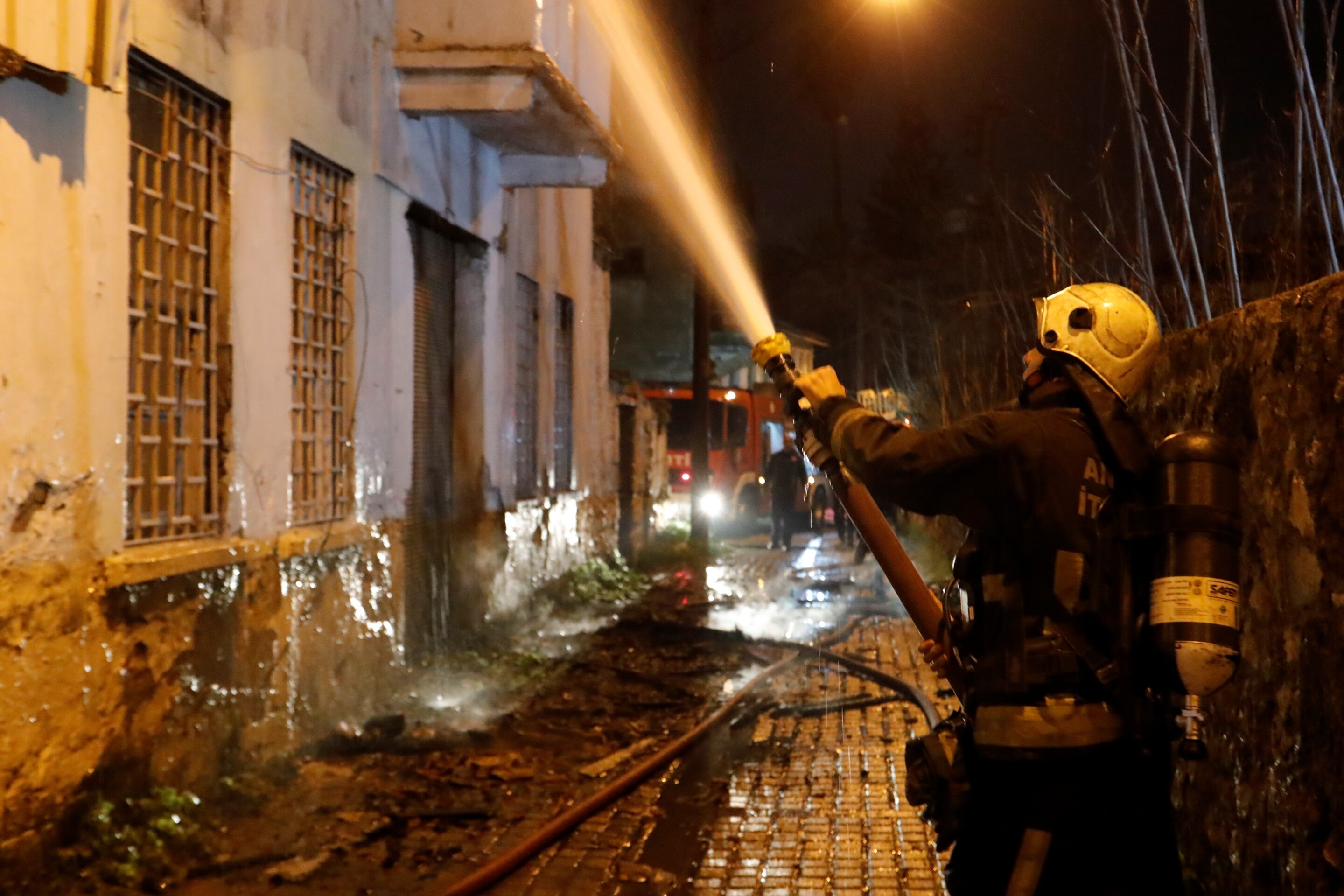 Antalya'da 150 Yıllık Tarihi Ev Alev Alev Yandı, Mahalleli Sokağa Döküldü (4)