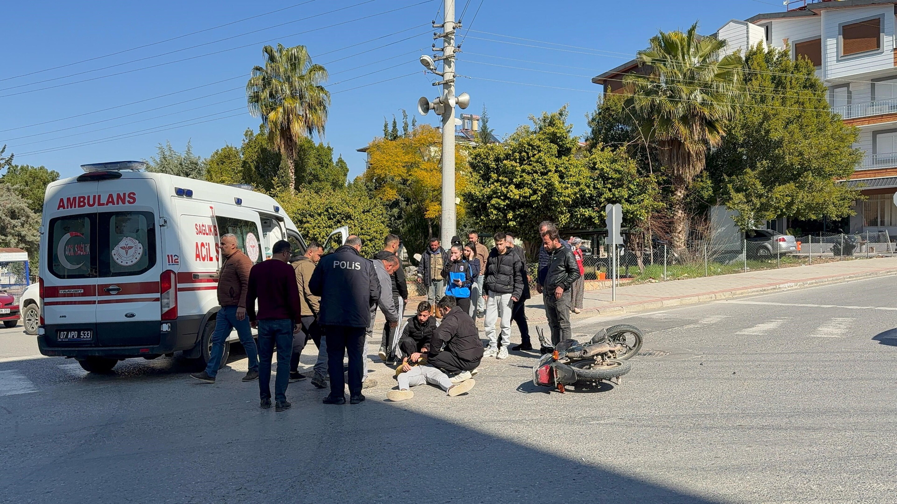 Hafif Ticari Araç Motosikletle Çarpıştı, O Anlar Güvenlik Kamerasına Yansıdı (4)