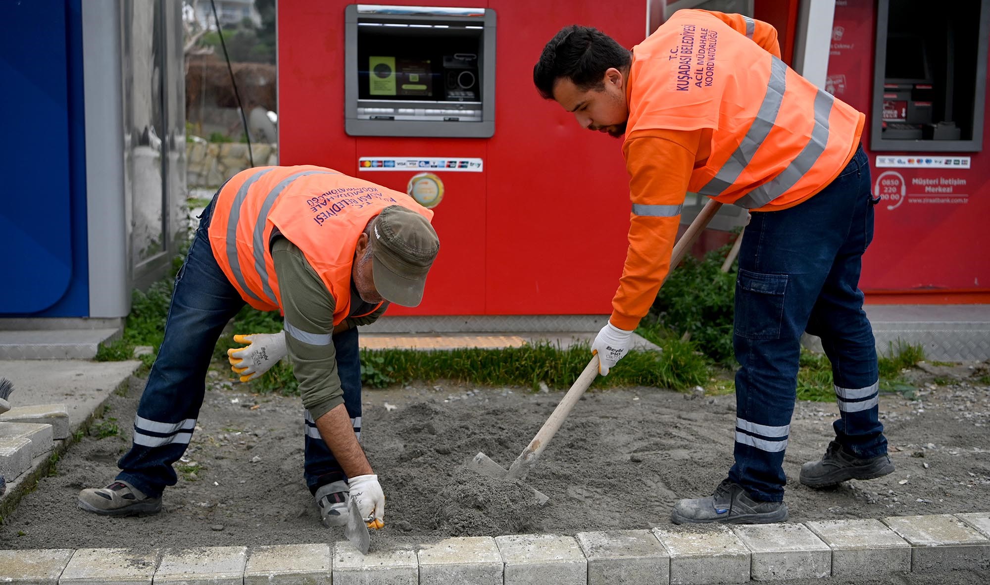 Kuşadası Belediyesi Ilçe Genelinde Temizlik Çalışmalarına Devam Ediyor (3)
