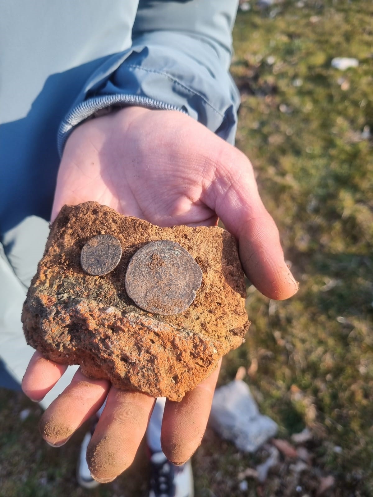 Lise Öğrencisi Piknikte Bulduğu 2 Bronz Sikkeyi Müzeye Teslim Etti (2)