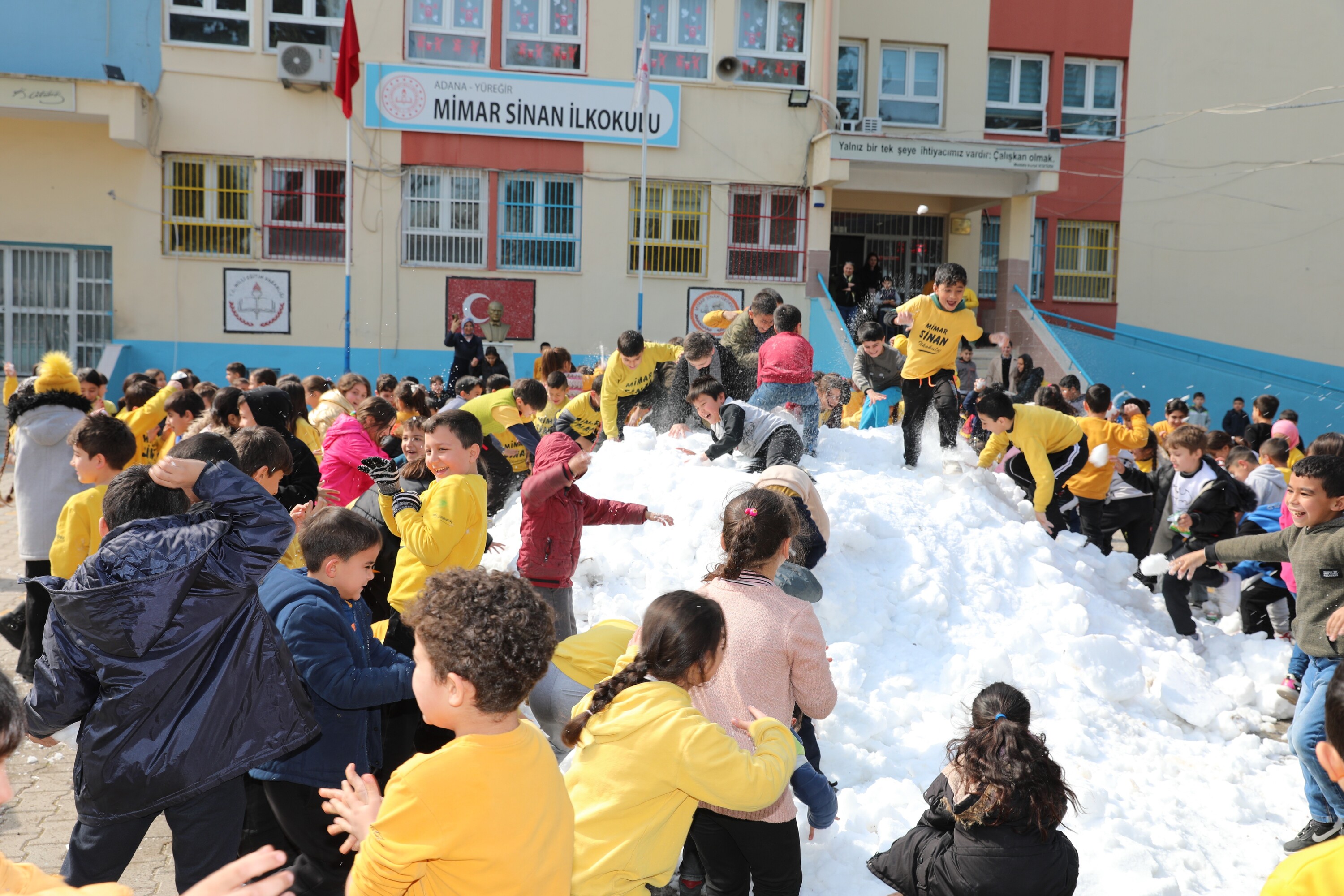 Yüreğirli Çocuklara Kar Sürprizi (1)