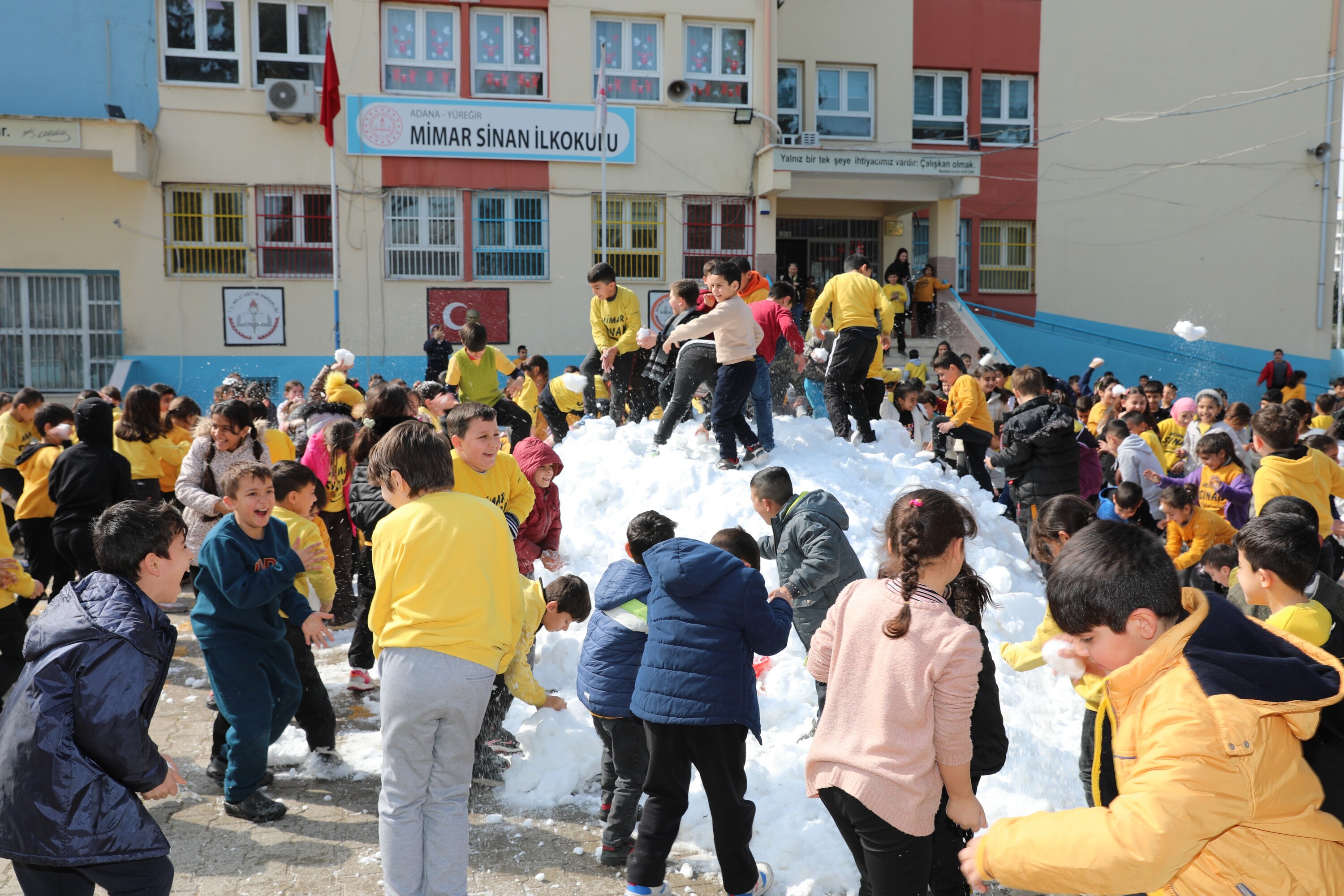 Yüreğirli Çocuklara Kar Sürprizi (3)