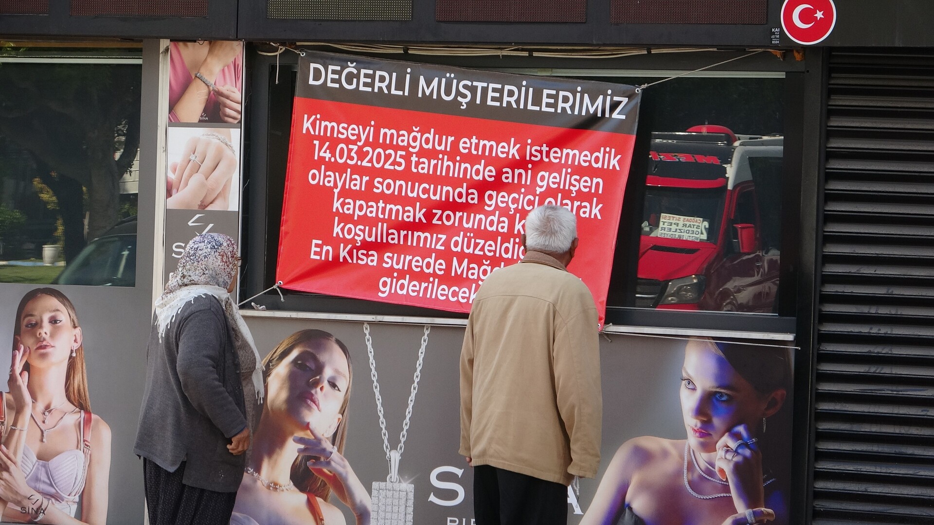 120 Milyon Lira Vurgun Yaptığı Iddia Edilen Kuyumcu Afişle Mesaj Verdi (2)