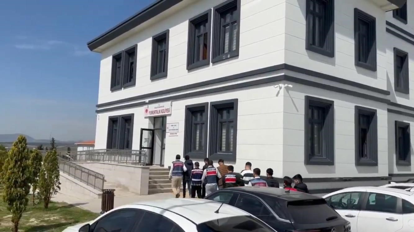 Adana'da Evde Sabun Paketleme Ilanıyla Dolandırıcılık 5 Tutuklama (3)