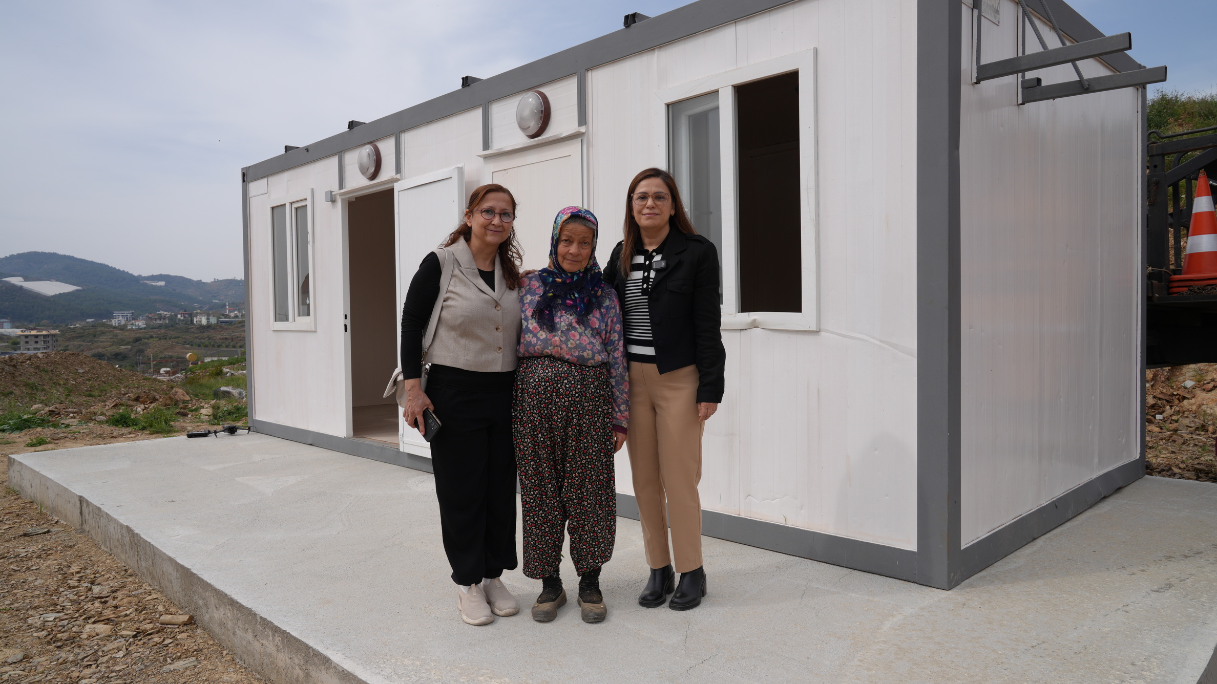 Alanya Belediyesi’nden Zor Şartlarda Yaşayan Fatma Teyze’ye Konteyner Ev (1)