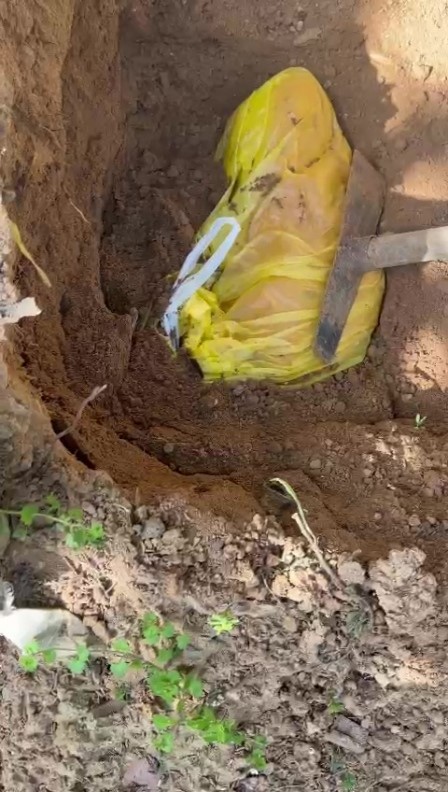 Annesinin Mezarında 'Rüzgar Gülü' Görünce Şüphelendi, Toprağı Kazınca Dehşete Düştü (2)