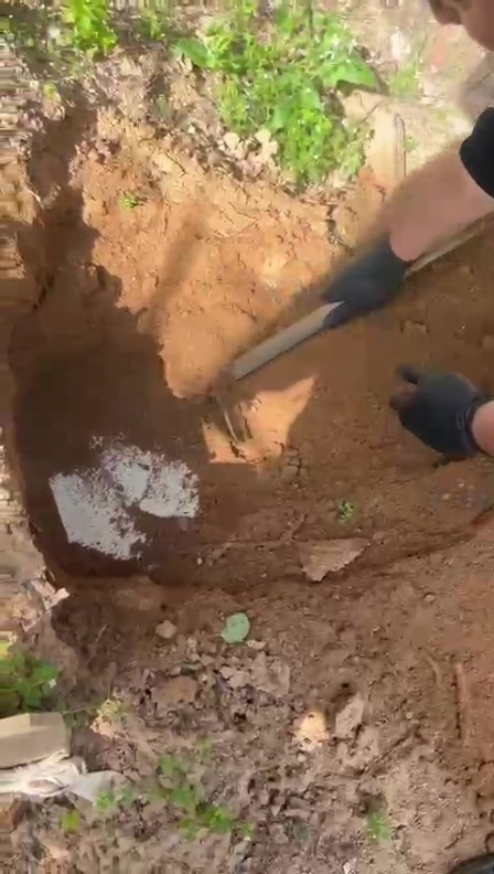 Annesinin Mezarında 'Rüzgar Gülü' Görünce Şüphelendi, Toprağı Kazınca Dehşete Düştü (4)