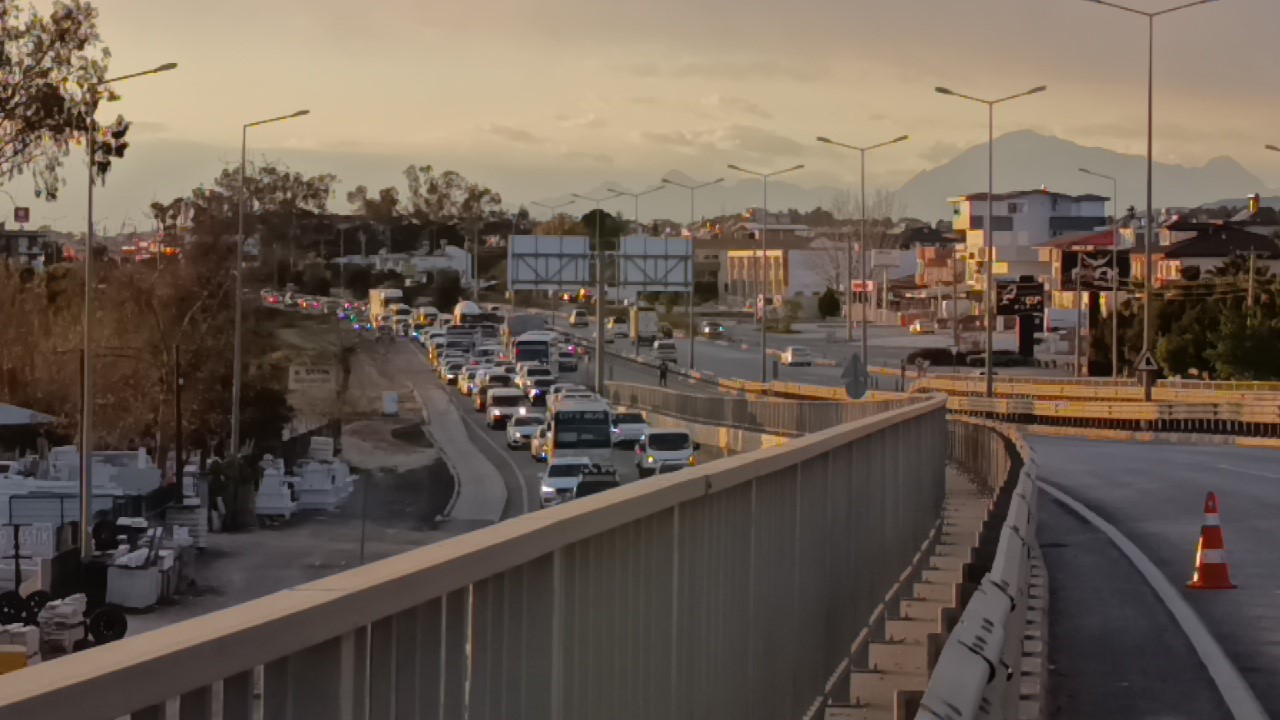 Antalya'da 3 Araçlı Zincirleme Kaza 2 Yaralı (1)