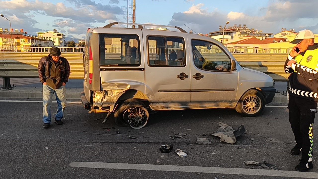 Antalya'da 3 Araçlı Zincirleme Kaza 2 Yaralı (3)