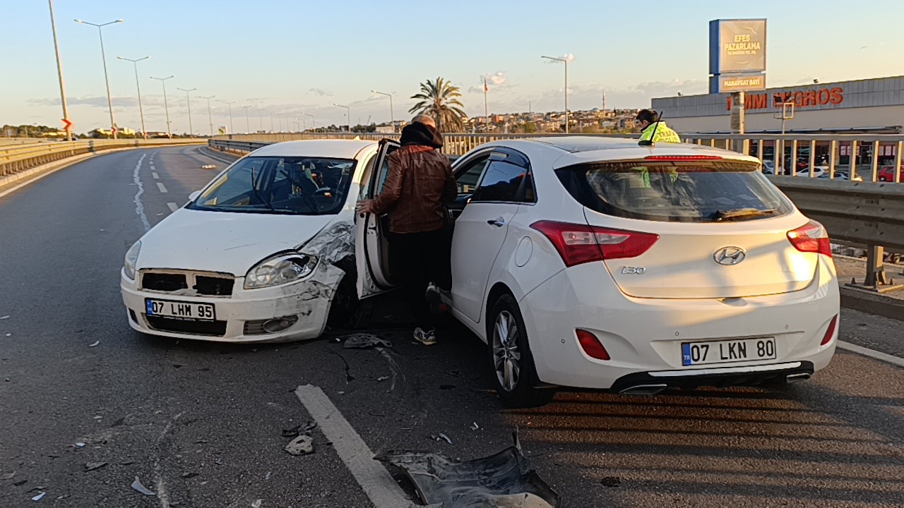 Antalya'da 3 Araçlı Zincirleme Kaza 2 Yaralı (4)