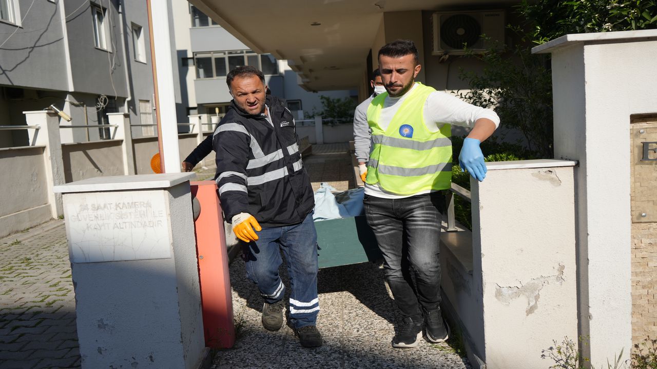 Antalyada Gardirop Icinde Intihar Etti (1)