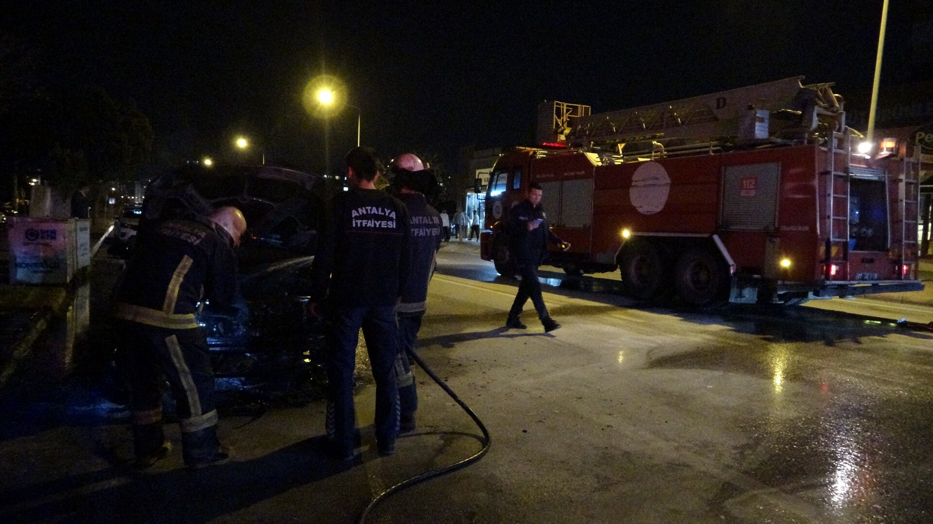 Antalya'da Seyir Halindeyken Alev Alan Otomobil Ekiplerce Söndürüldü (3)