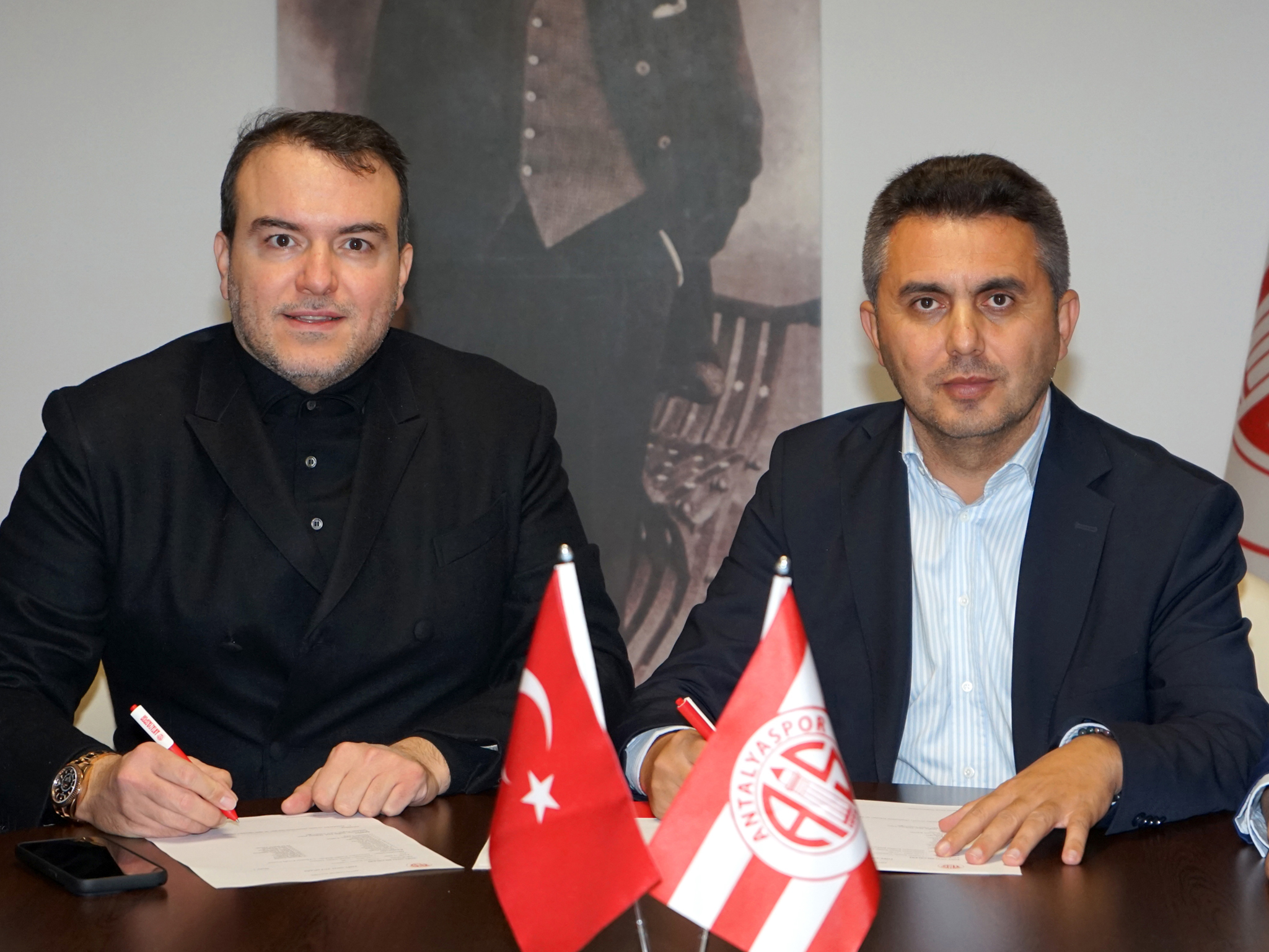 Antalyaspor Kulübü Yüzme Havuzu Çatı Projesi İmza (Sami Güral, Başkan Mustafa Ergün) (1)