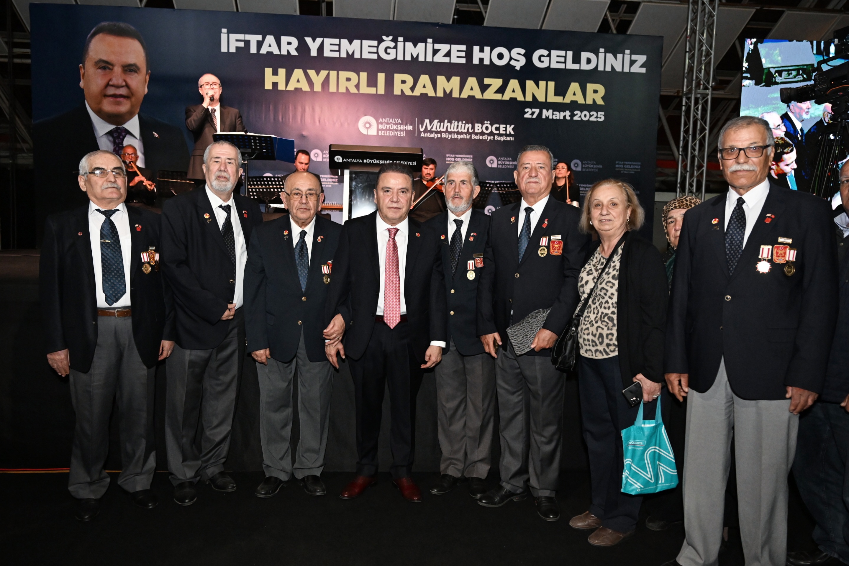 Başkan Böcek Şehit Yakınları Ve Gazi Aileleri Ile Iftarda Buluştu (1)