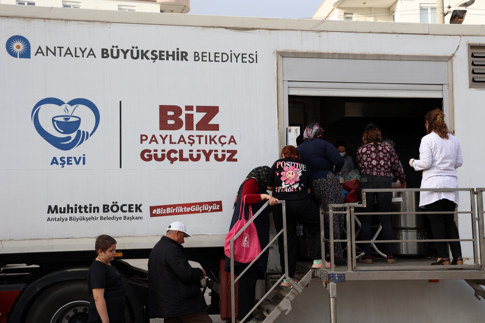 Büyükşehir Ramazan Ayı Boyunca Vatandaşlara Sıcak Yemek Ikramında Bulundu (10)
