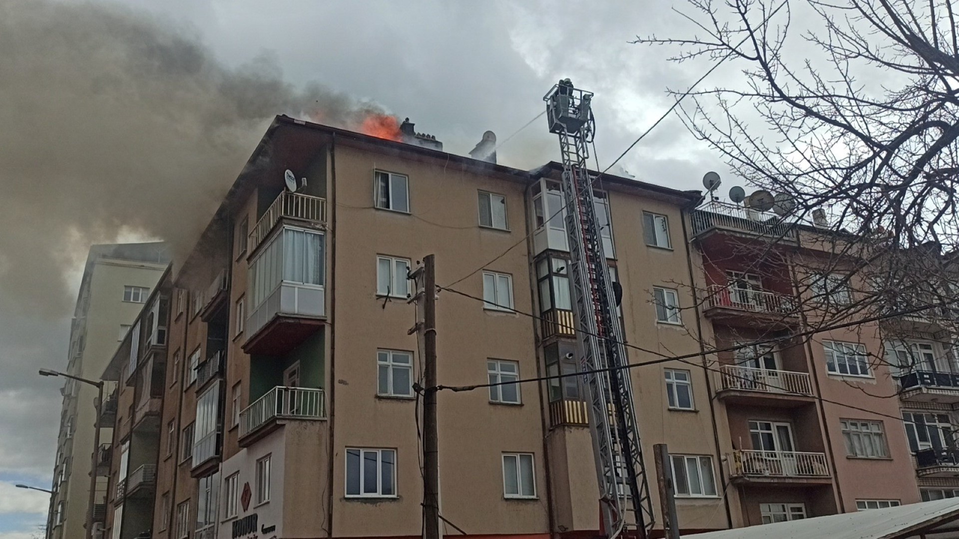 Çatı Yandı (3)