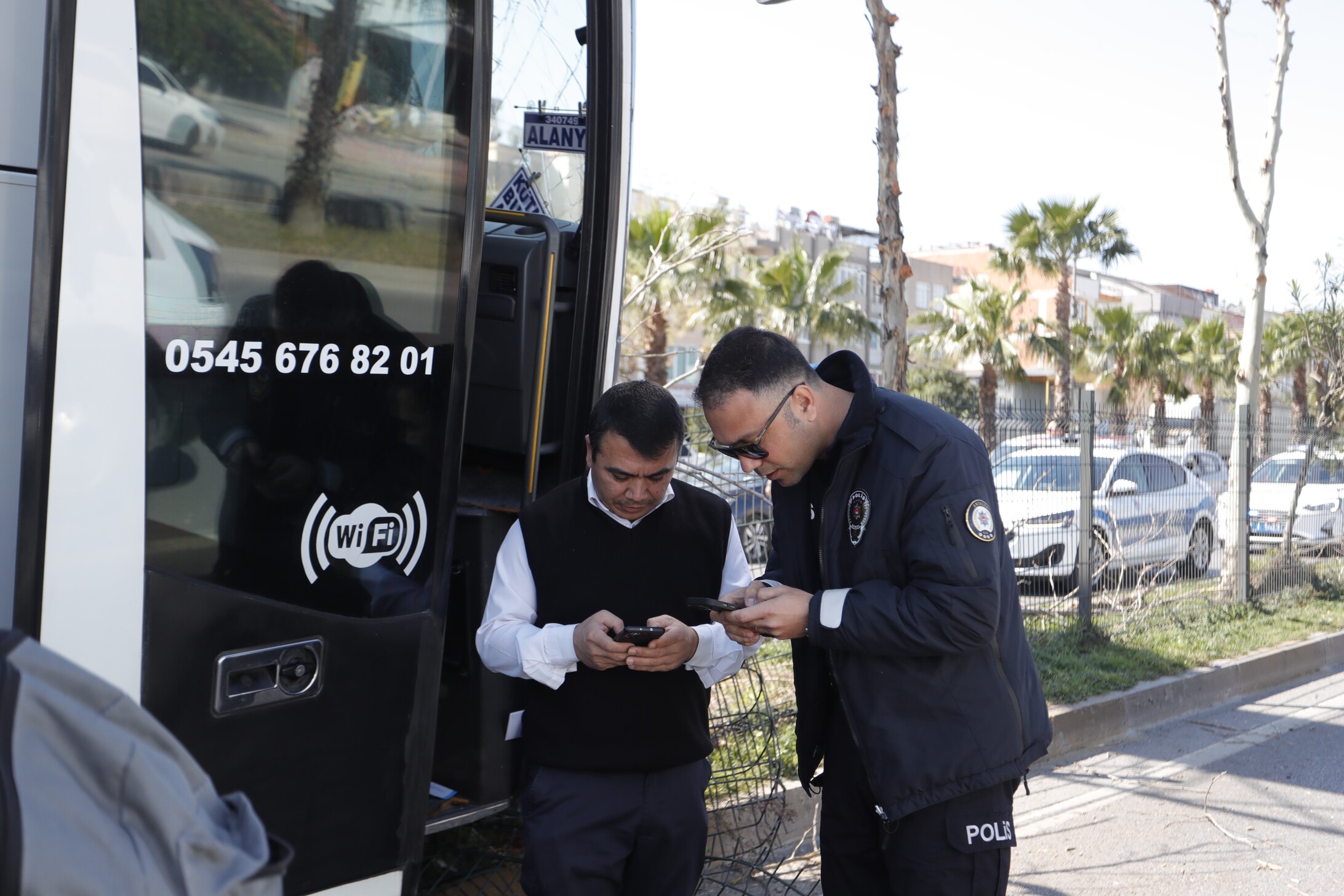 Direksiyonu Kilitlenen Yolcu Otobüsü Direğe Çaptı 1 Yaralı (1)