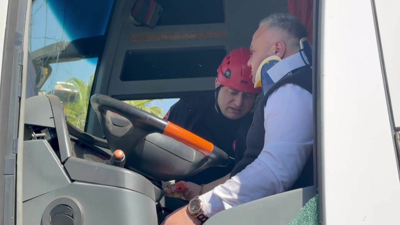 Direksiyonu Kilitlenen Yolcu Otobüsü Direğe Çaptı 1 Yaralı (3)