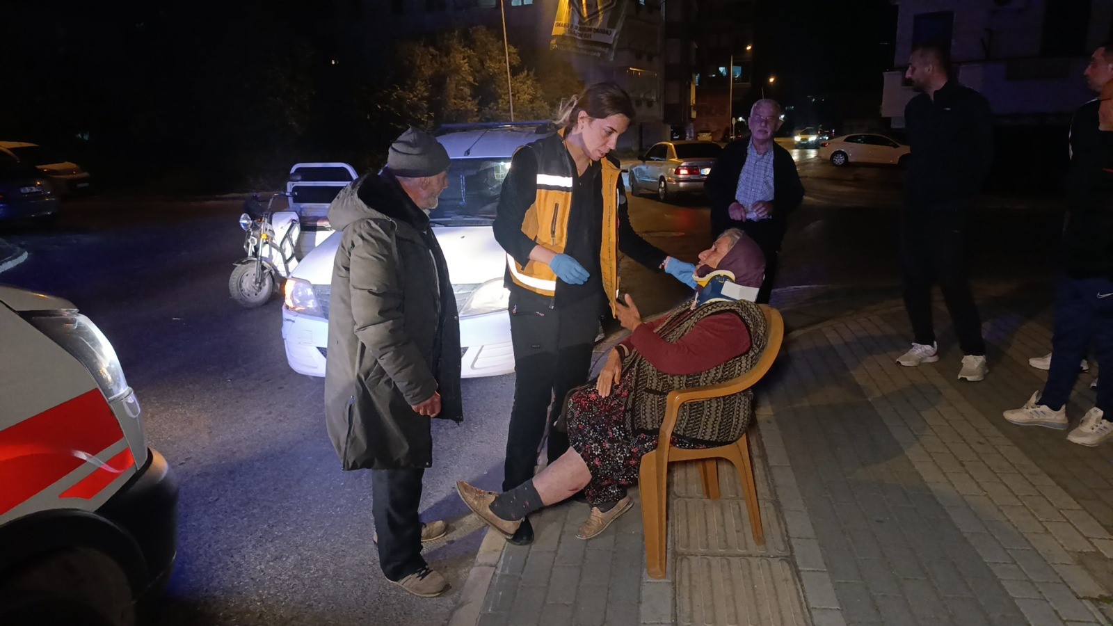 Ehliyetsiz Elektrikli Bisiklet Otomobile Çarptı; 1 Yaralı (3)