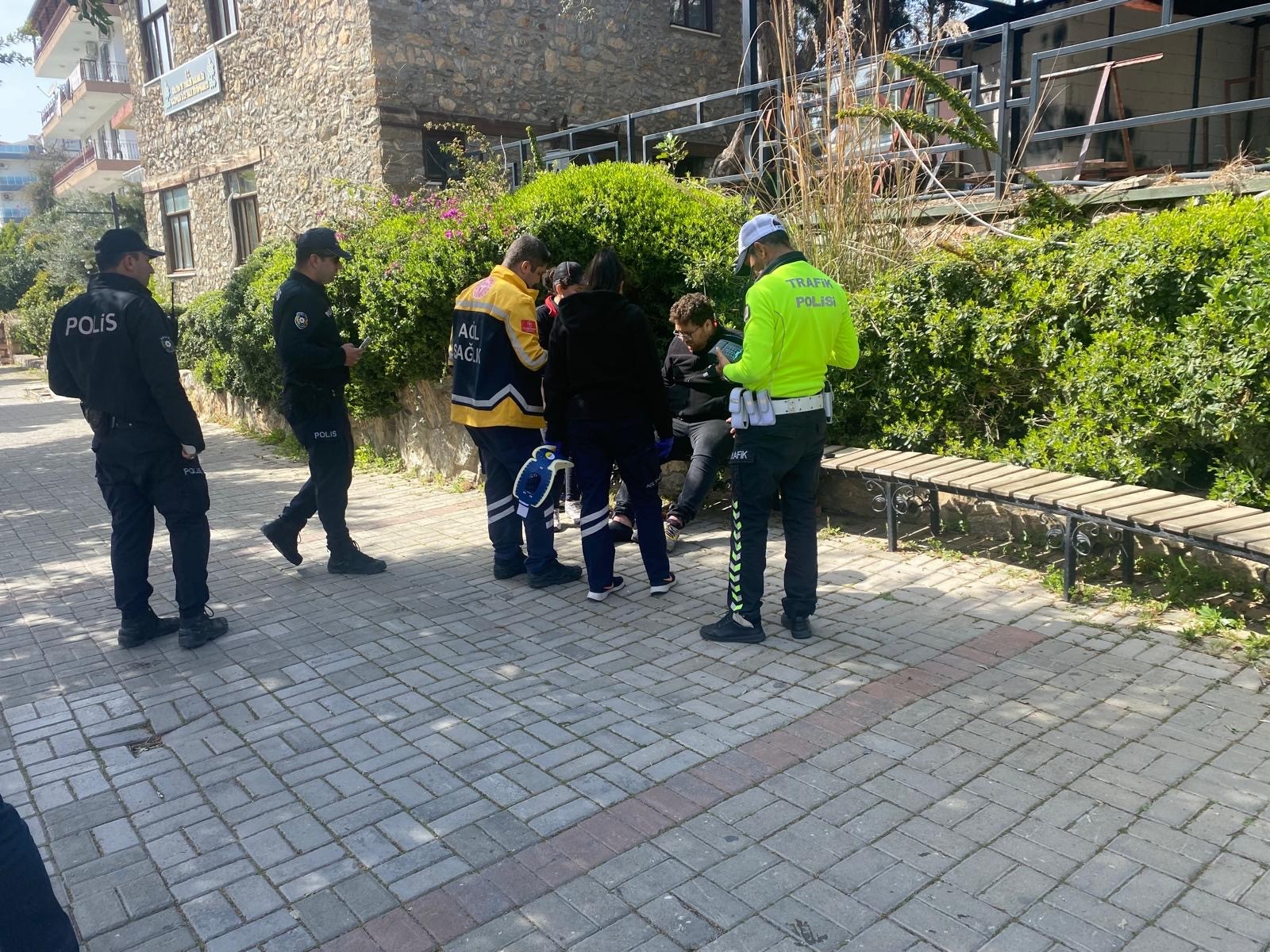Gazipaşa'da Motokurye Kazada Yaralandı (2)