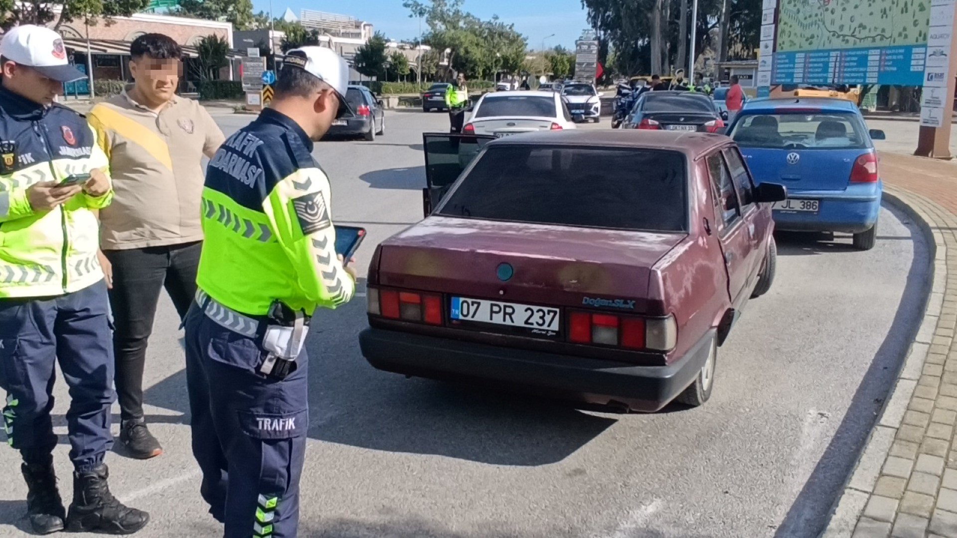 Hak Sahibi Olmayan Sürücünün Kullandığı Yabancı Plakalı Araç Trafikten Men Edildi (4)