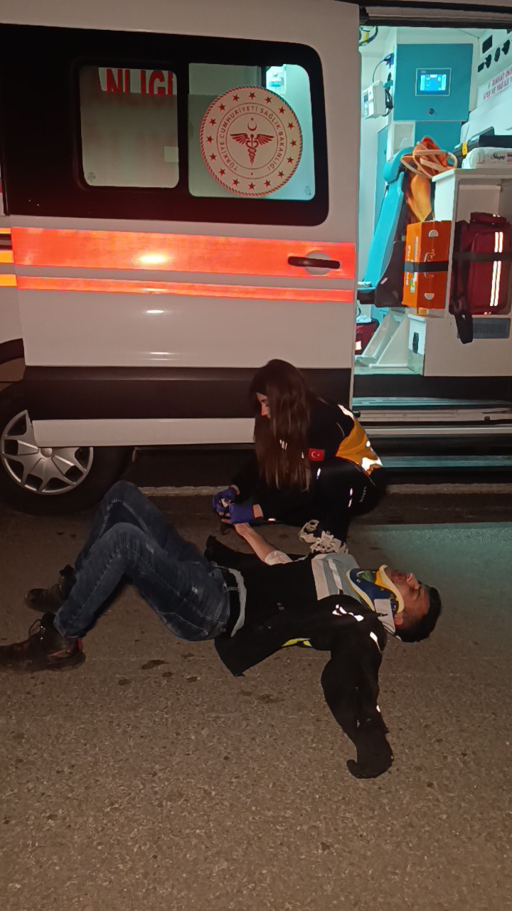 Kaza Yapan Araca Yardım Için Durdu, Arkadan Motosiklet Çarptı; 5 Yaralı (1)
