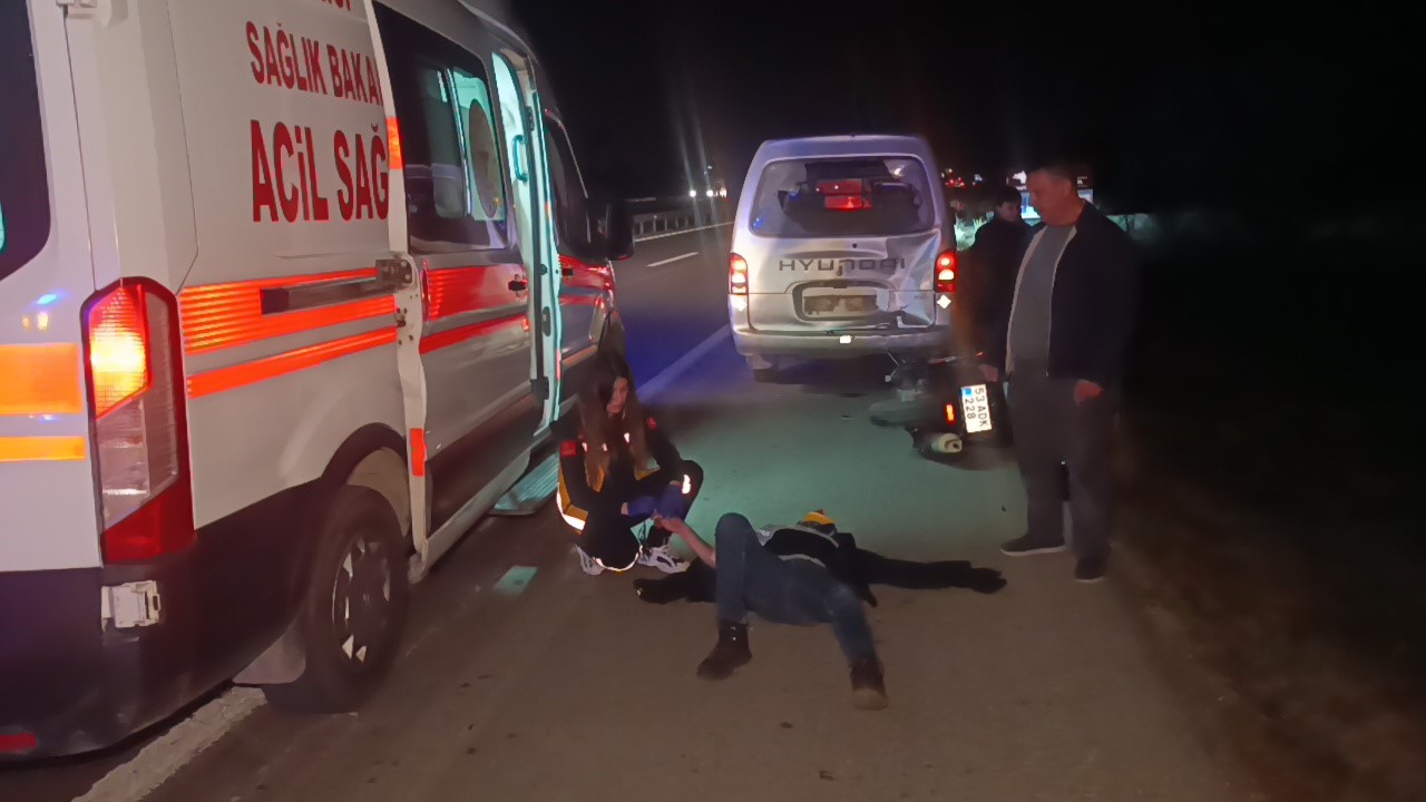 Kaza Yapan Araca Yardım Için Durdu, Arkadan Motosiklet Çarptı; 5 Yaralı (2)