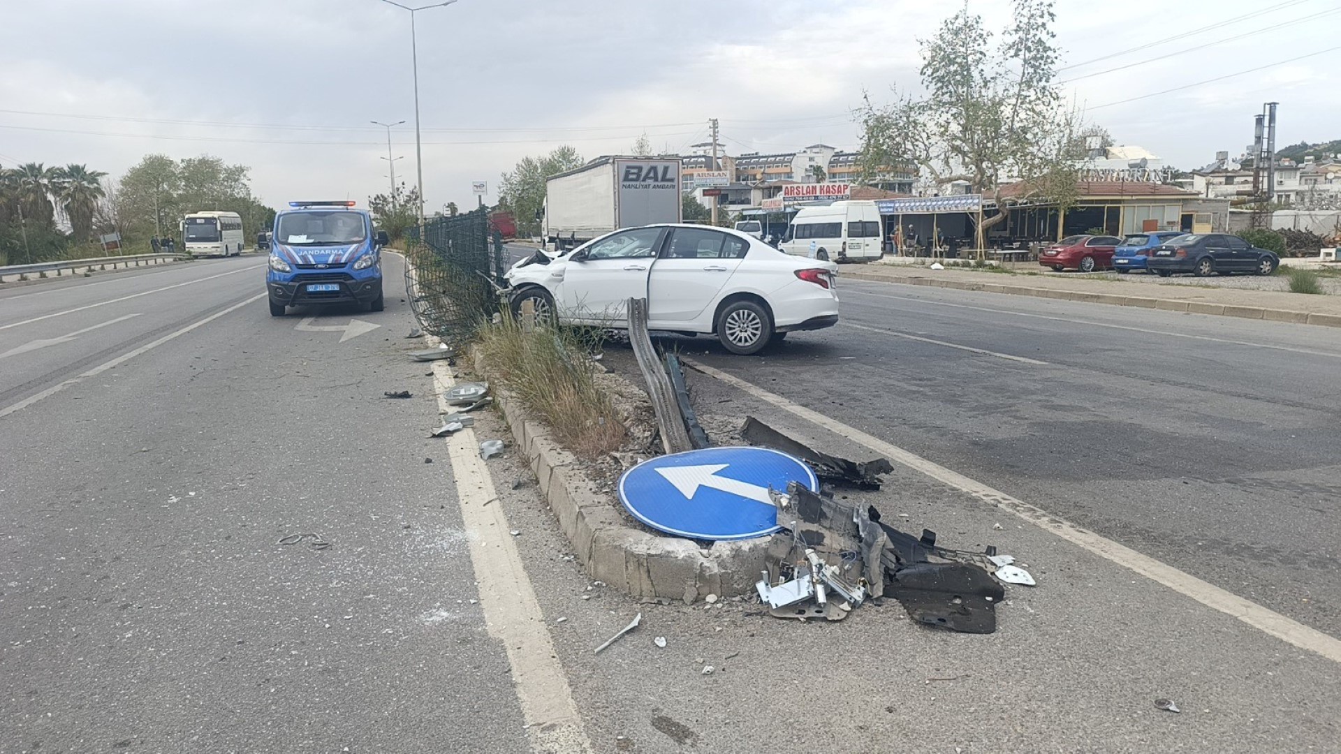 Kazada Araç Hurdaya Döndü (4)