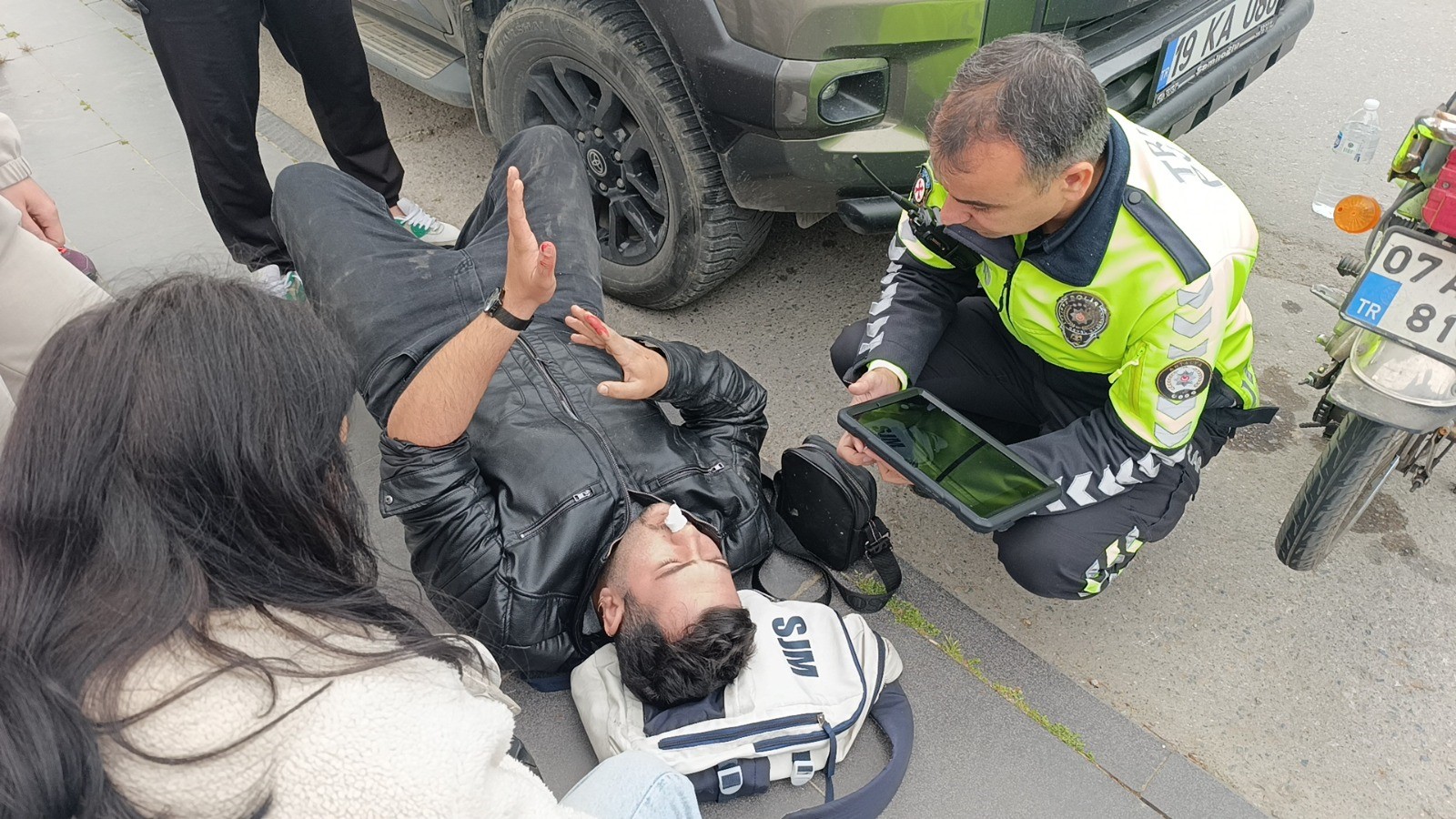 Kazayı Gören Sağlıkçı Elinde Steteskop Ve Tansiyon Aletiyle Koşup Geldi (1)