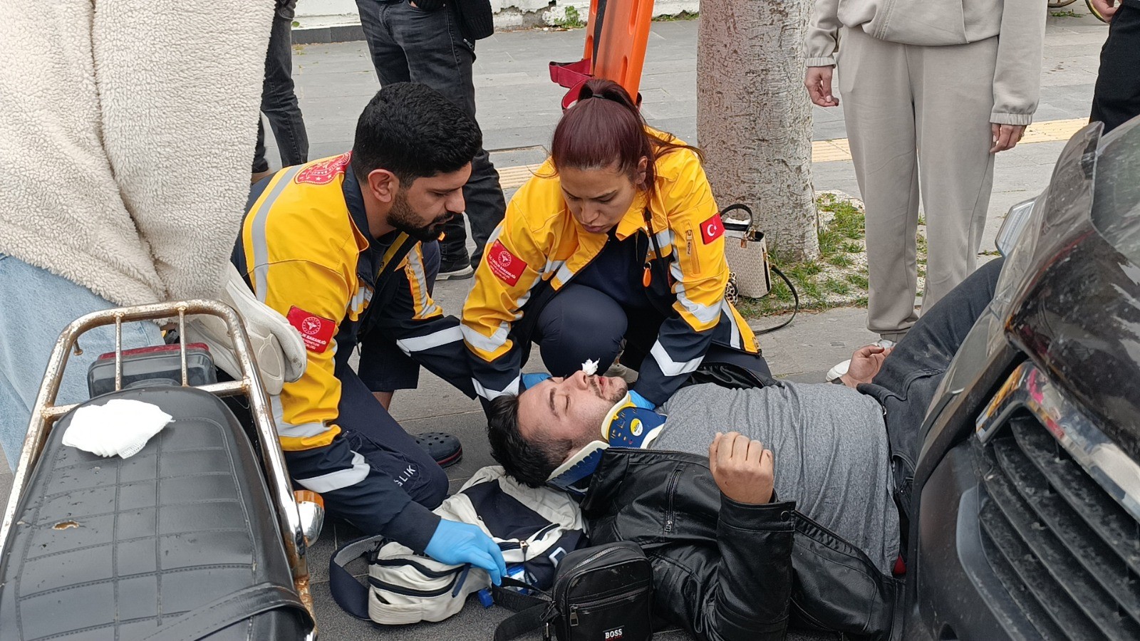Kazayı Gören Sağlıkçı Elinde Steteskop Ve Tansiyon Aletiyle Koşup Geldi (3)