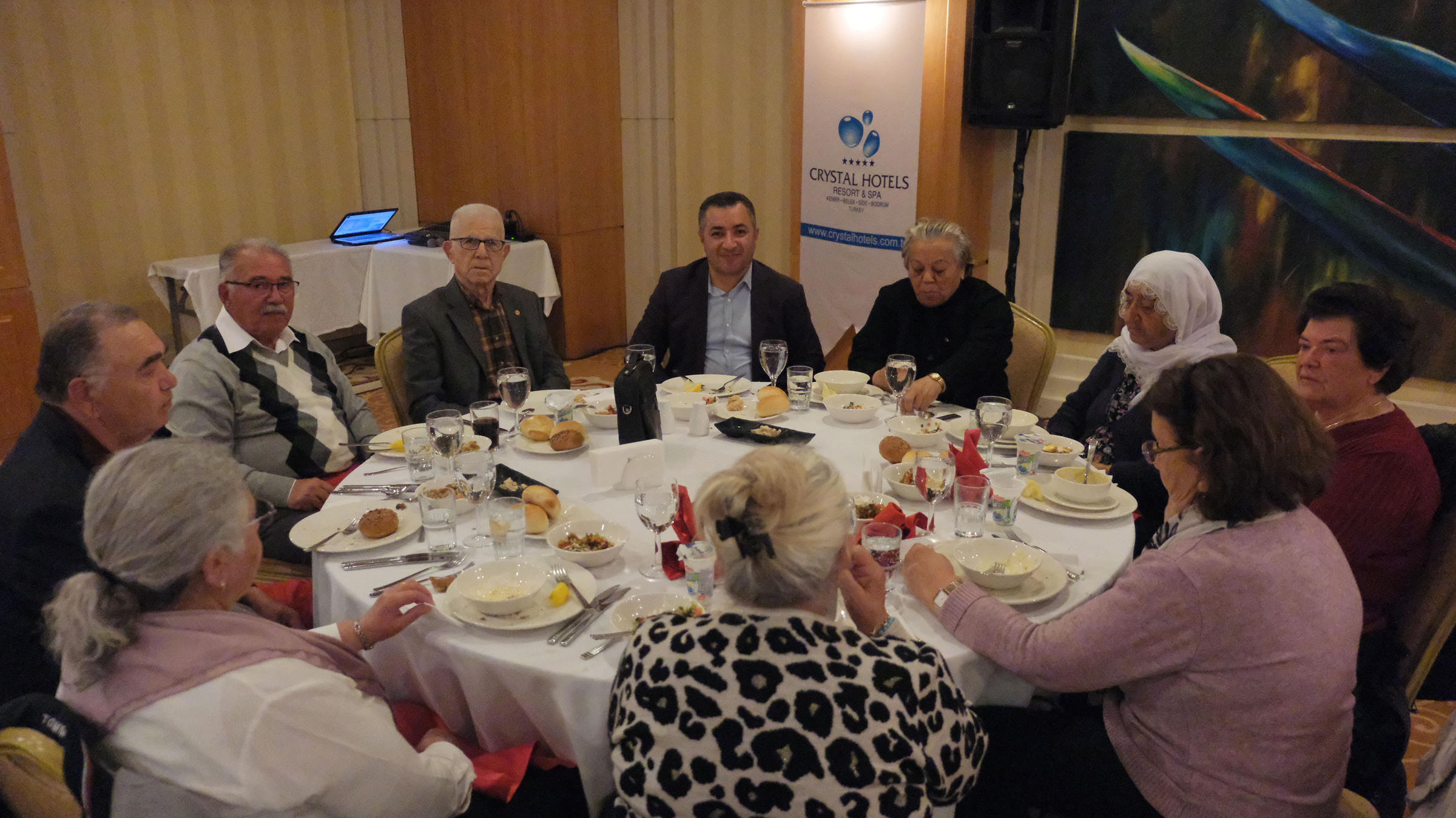 Kemer Belediye Başkanı Topaloğlu’ndan Kemer’in Çınarlarına Iftar (1)