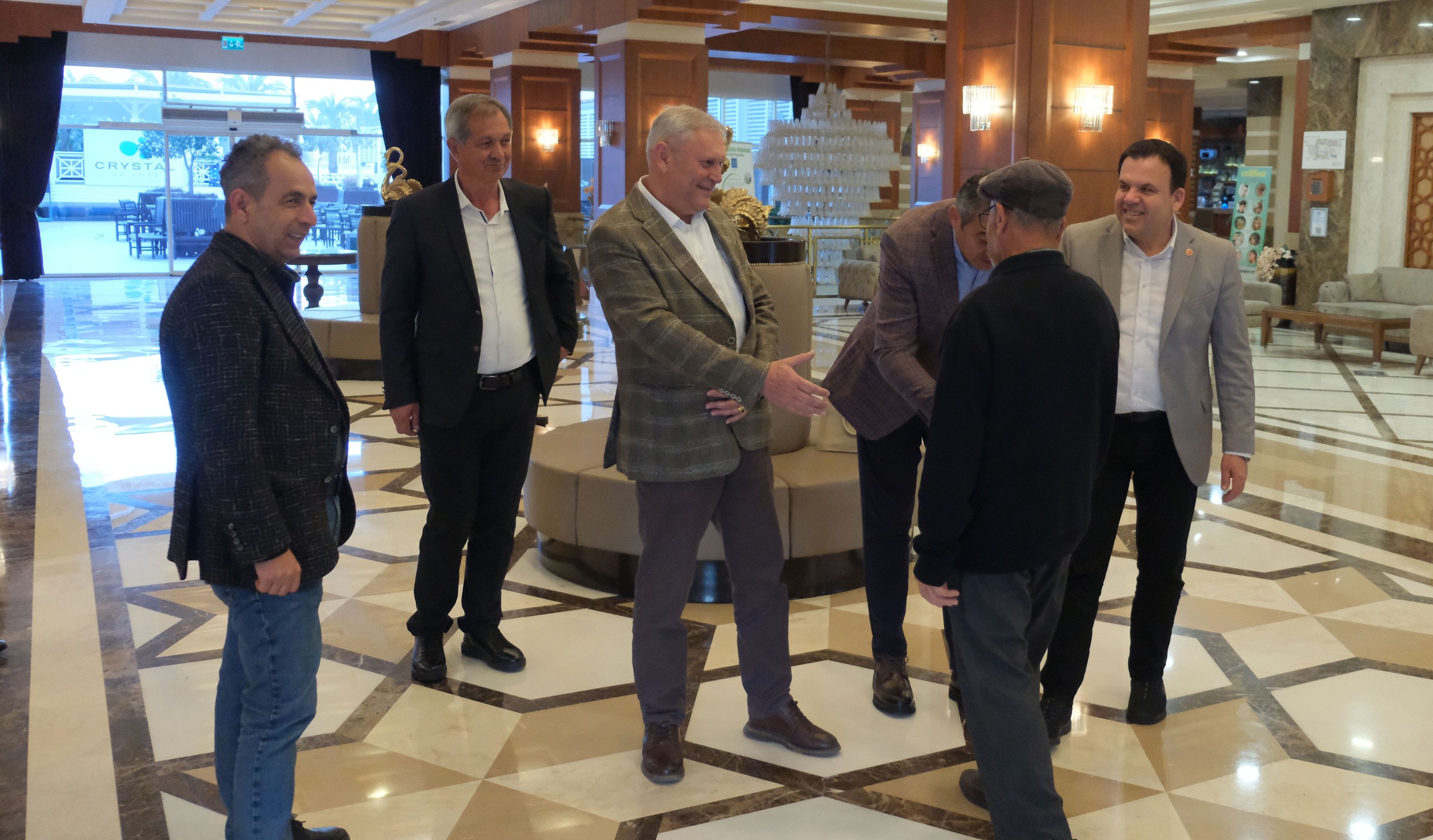 Kemer Belediye Başkanı Topaloğlu’ndan Kemer’in Çınarlarına Iftar (2)