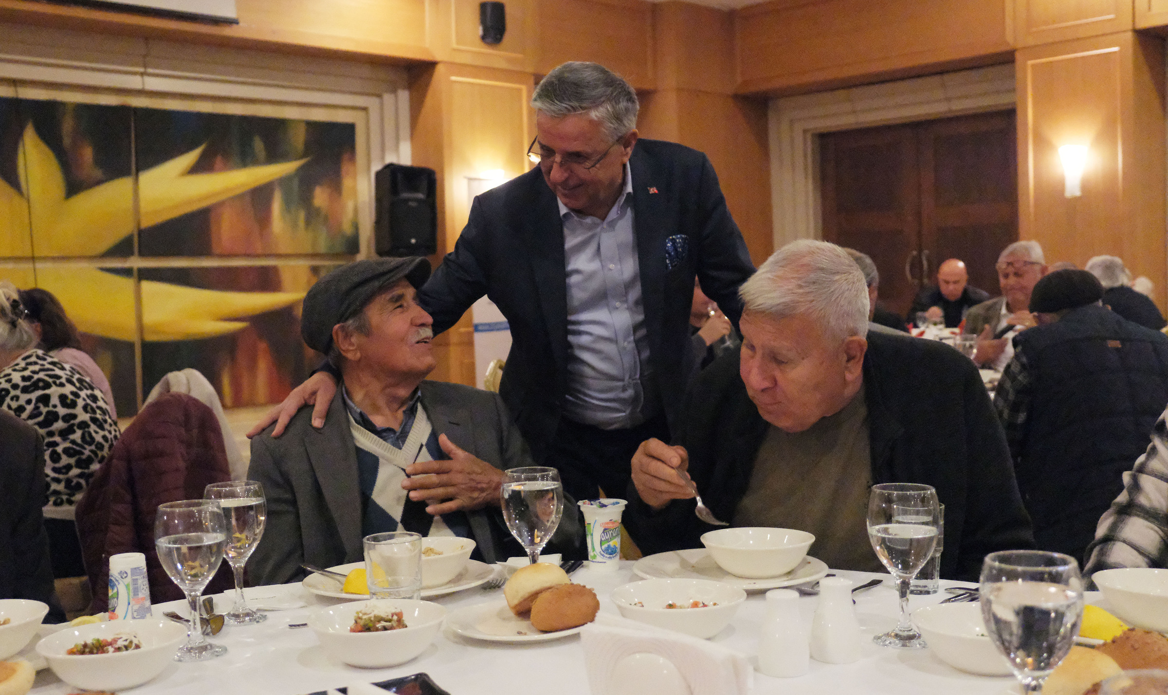 Kemer Belediye Başkanı Topaloğlu’ndan Kemer’in Çınarlarına Iftar (4)