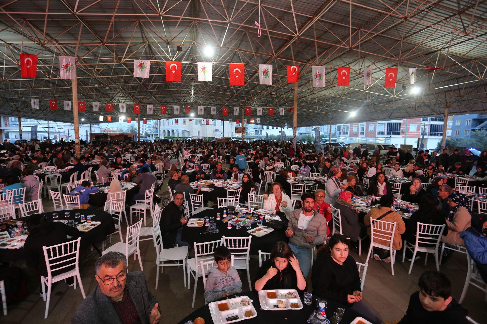 Kocagozden Komsularina Iftarda Yemek Servisi 7