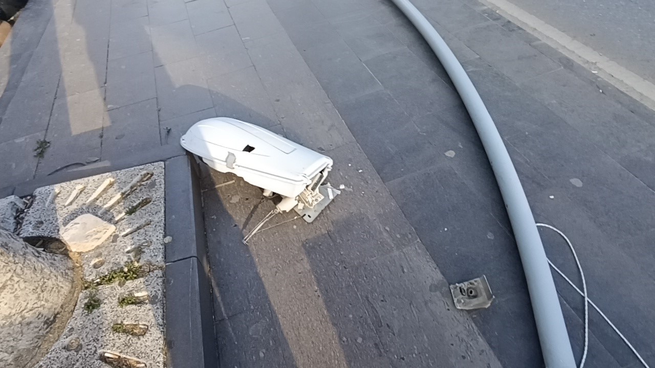 Manavgat'ta Bayraklar Aydınlatma Direğini Devirdi, Araçlar Zarar Gördü (4)