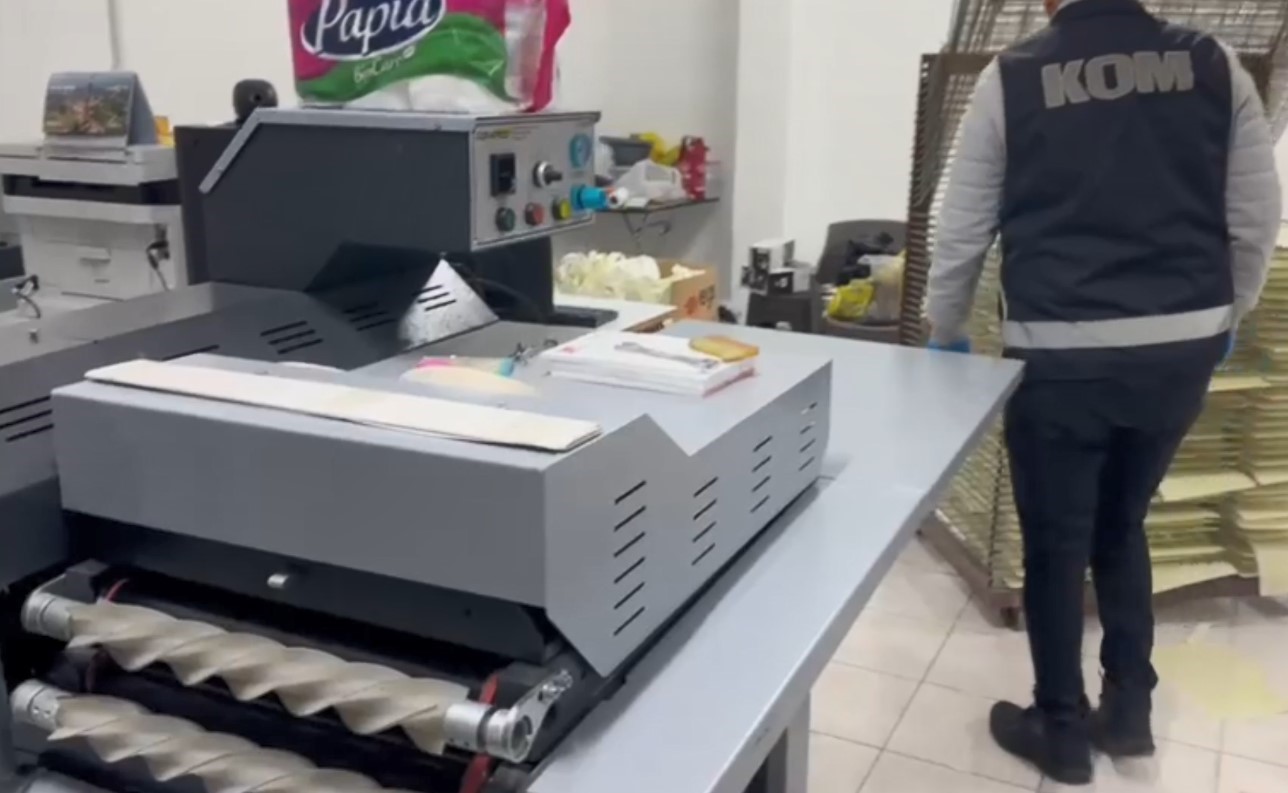 Matbaa Kurup Dolar Basan Şebeke Çökertildi… 7 Milyon 99 Bin Sahte Dolar Ele Geçirildi (4)