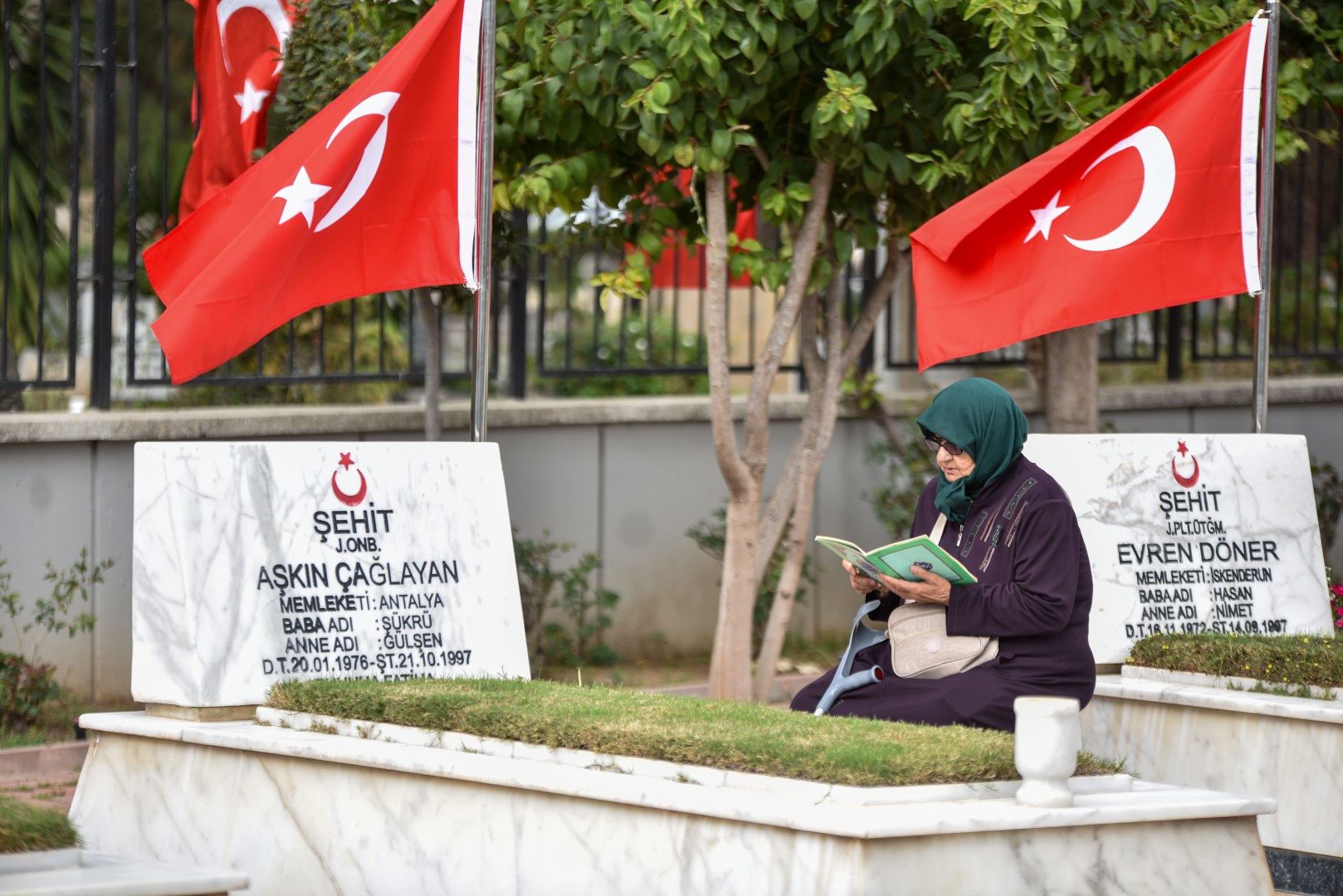 Mezarliklarda Buruk Bayramlasma (2)