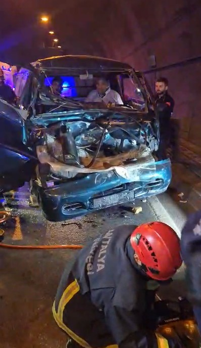 Minibüs Ile Kepçe Tünelde Çarpıştı, Araçta Sıkışan 2 Kişiyi Itfaiye Kurtardı (3)