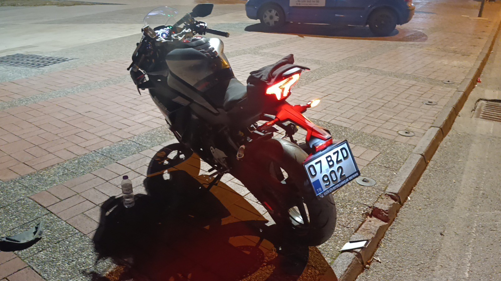 Motosikletin Plakasını Bereyle Kapatan Sürücü Kaza Yapınca Ceza Yedi (1)
