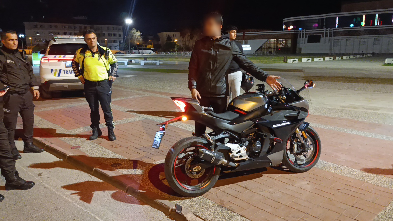 Motosikletin Plakasını Bereyle Kapatan Sürücü Kaza Yapınca Ceza Yedi (4)