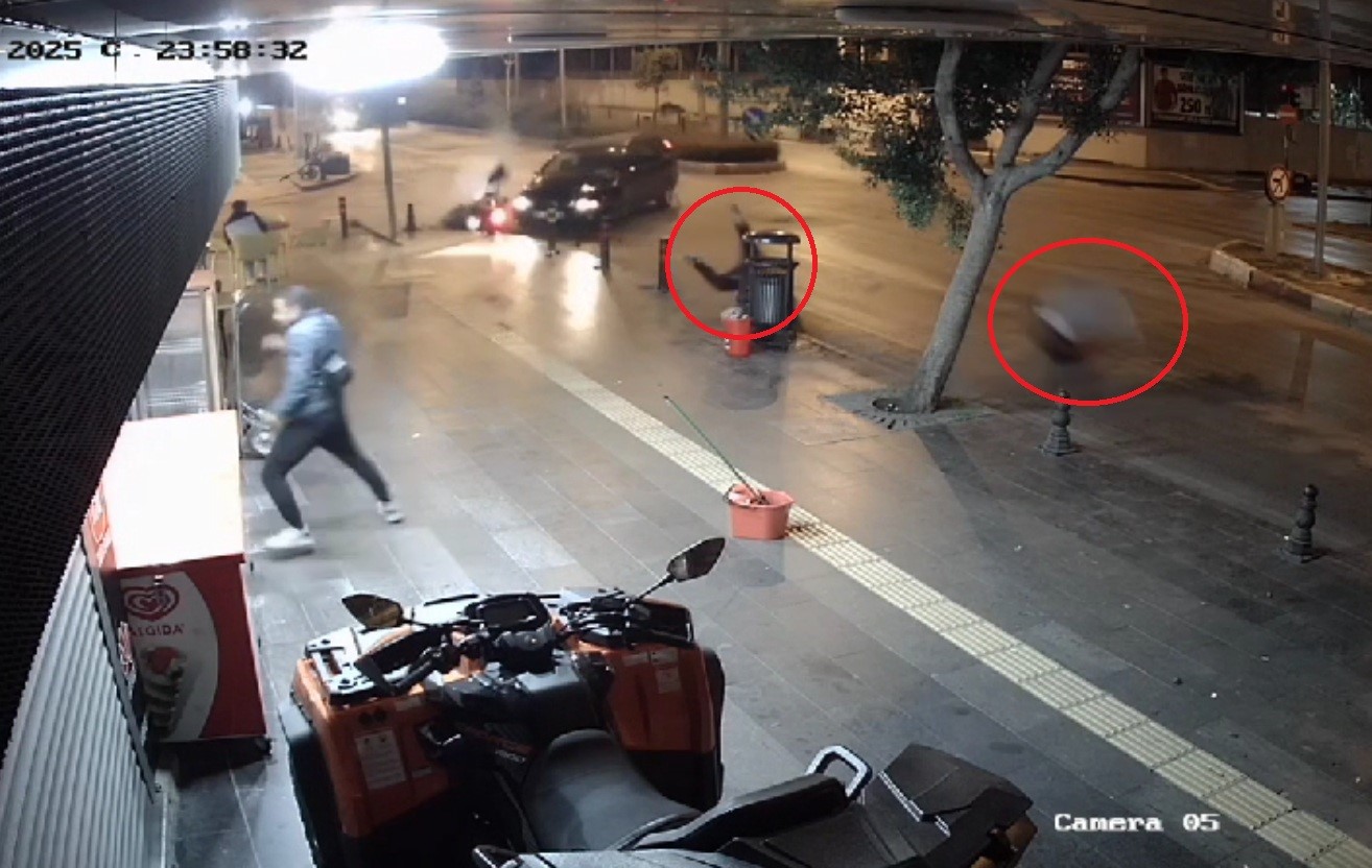 Otomobille Çarpışan Motosikletteki 2 Kişi Havaya Uçup Metrelerce Sürüklendi (2)