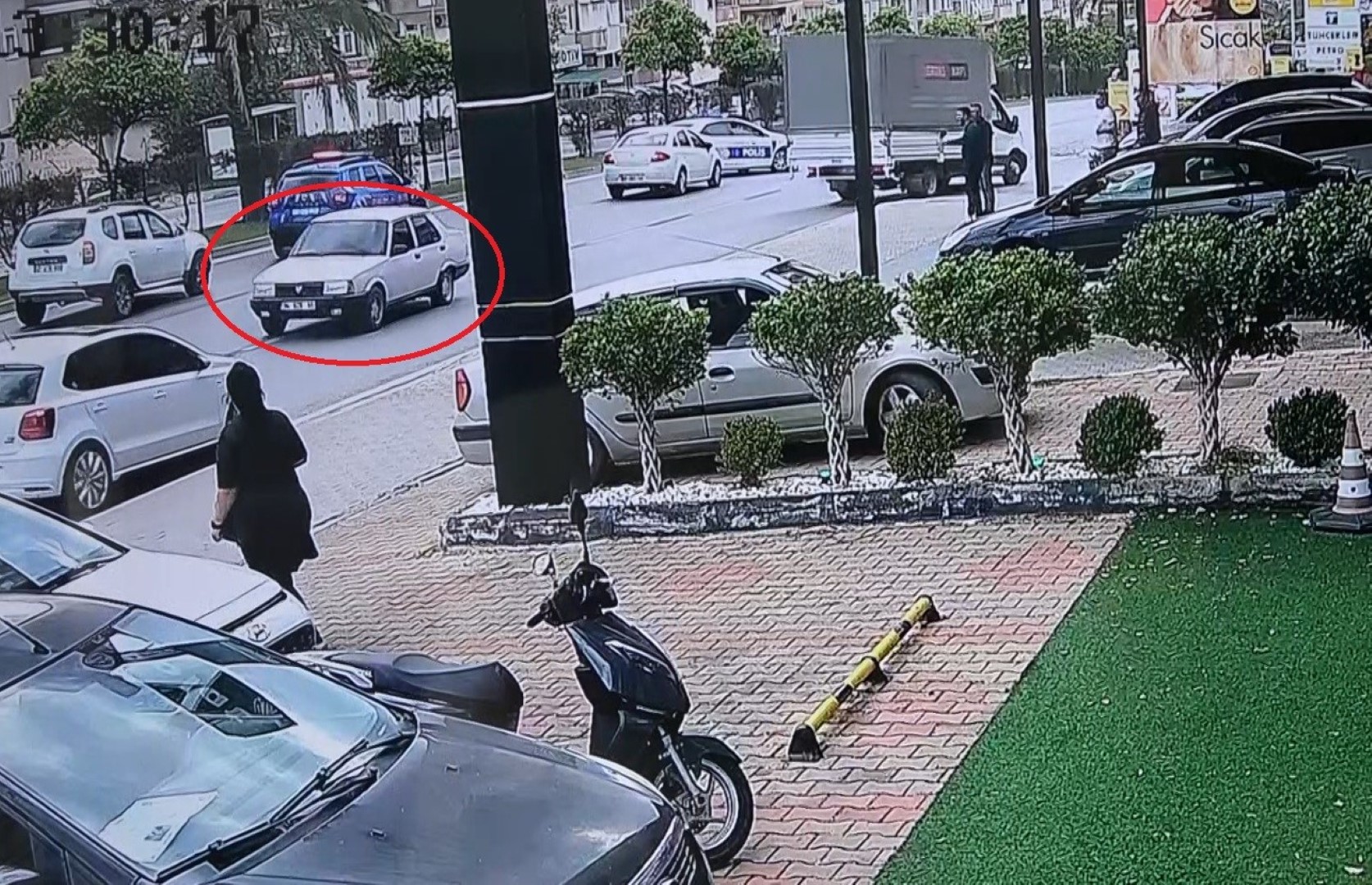 Polis Peşine Takıldı (1)